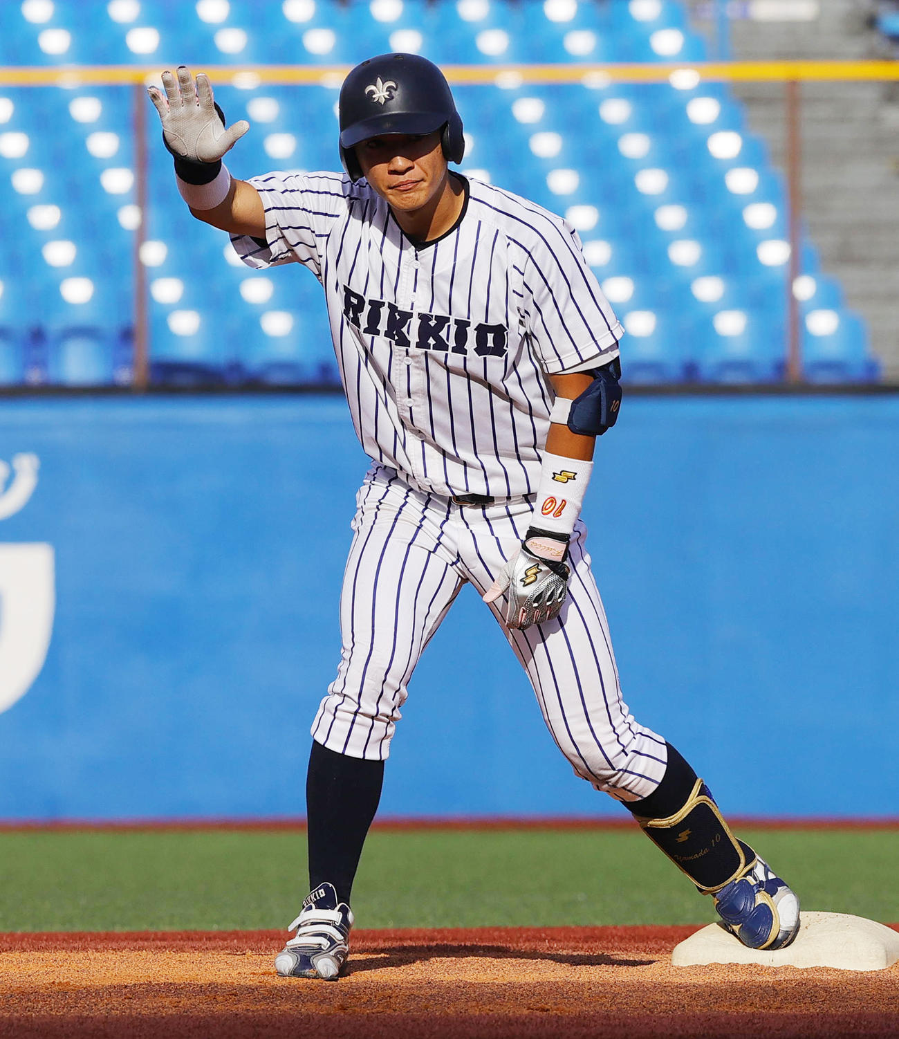 立大対法大　2回表立大2死三塁、中越え適時二塁打を放ちベンチに向かって手を挙げる山田（撮影・野上伸悟）