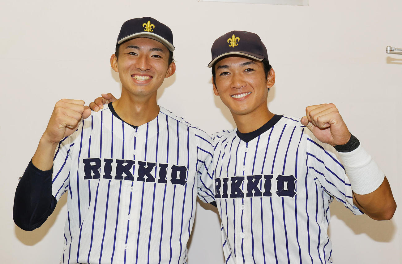 立大対法大　笑顔でガッツポーズお立大・荘司（左）と山田主将（撮影・野上伸悟）