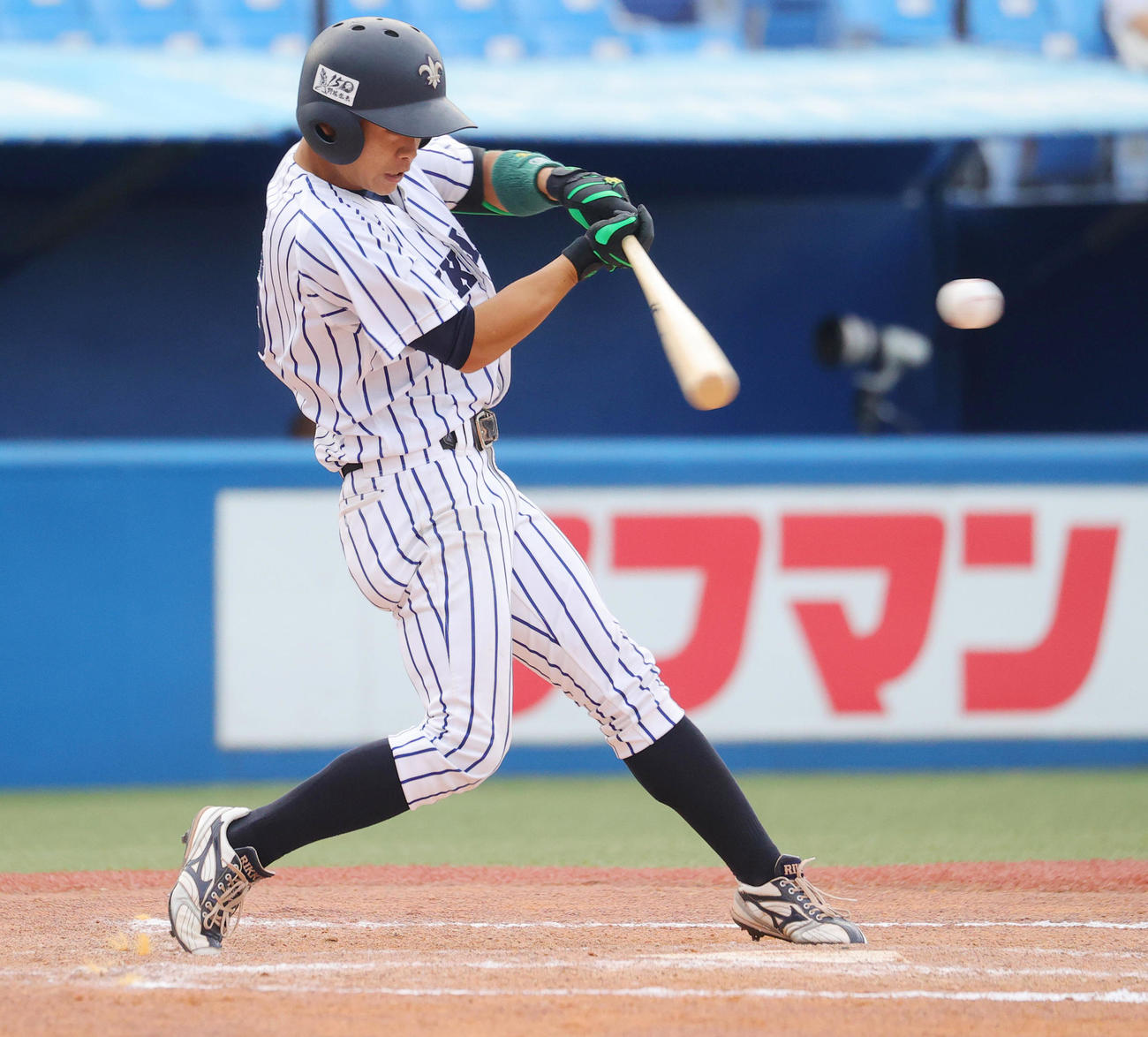 立大対法大　7回表立大2死一、二塁、左越え3点本塁打を放つ井上剛（撮影・野上伸悟）