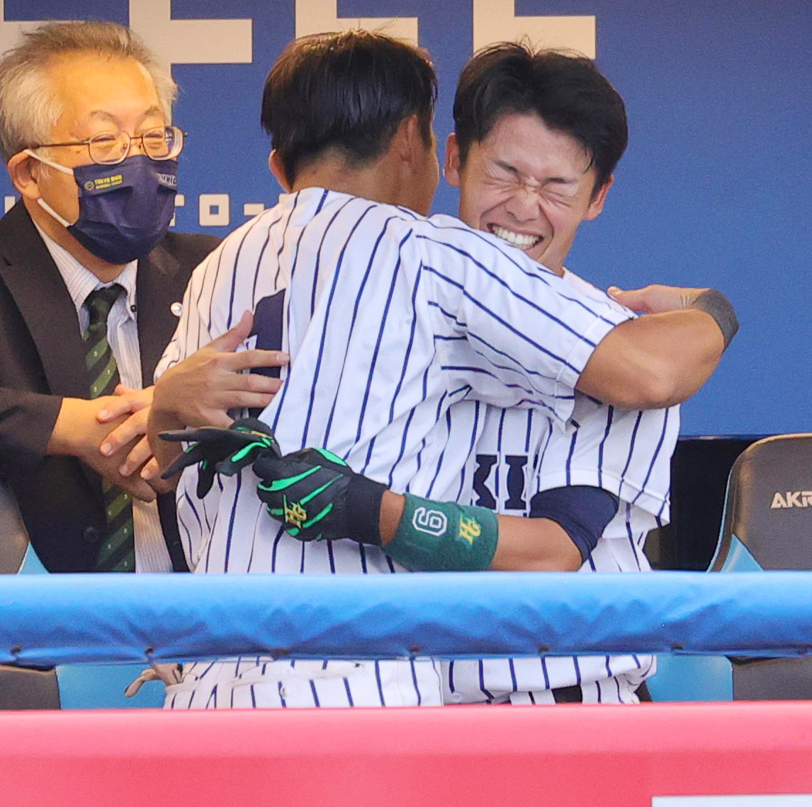 立大対法大　7回裏立大2死一、二塁、左越え3点本塁打を放ち道原（左）と抱き合う井上剛＝2022年10月4日（撮影・野上伸悟）