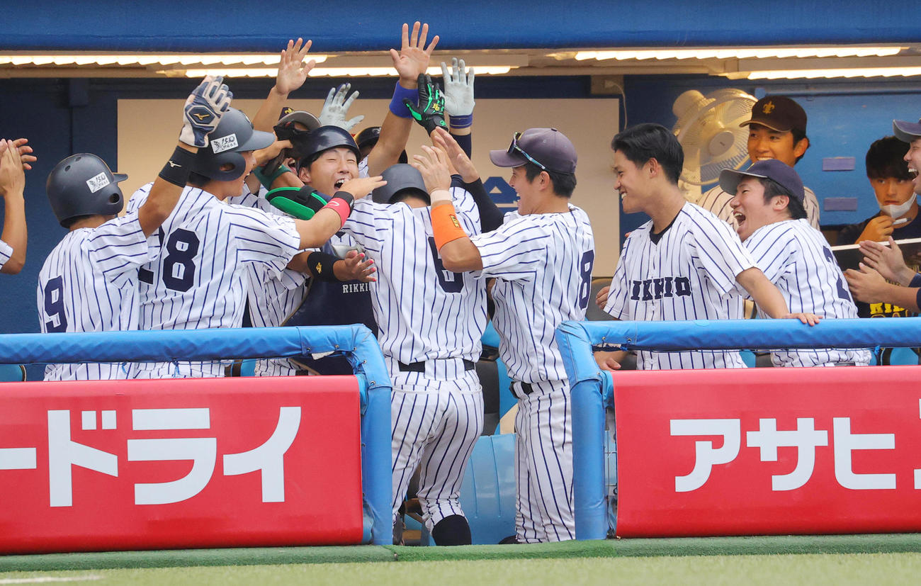 立大対法大　7回裏立大2死一、二塁、左越え3点本塁打を放ち祝福せめにあう井上剛（撮影・野上伸悟）