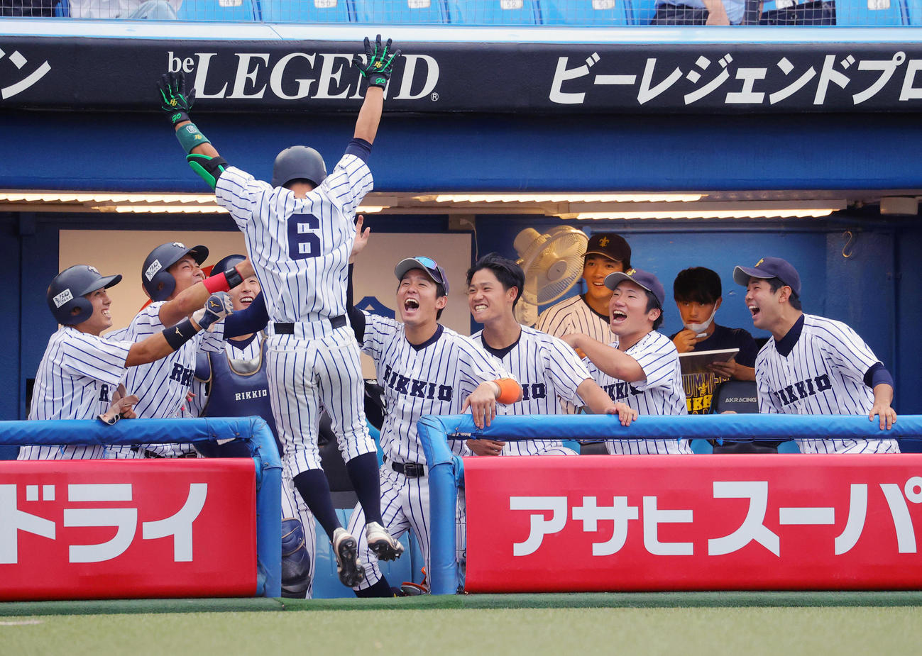 立大対法大　7回裏立大2死一、二塁、左越え3点本塁打を放ちベンチに万歳で飛び込む井上剛（撮影・野上伸悟）