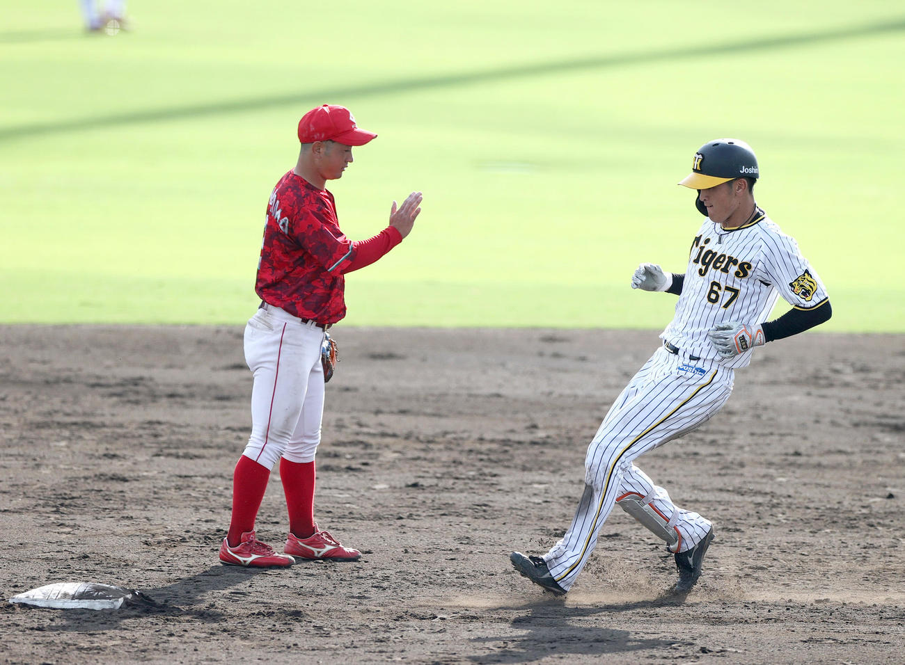 練習試合・阪神2軍対日本生命　8回裏阪神2死二、三塁、高寺は右越え2点適時二塁打を放つ（撮影・上山淳一）