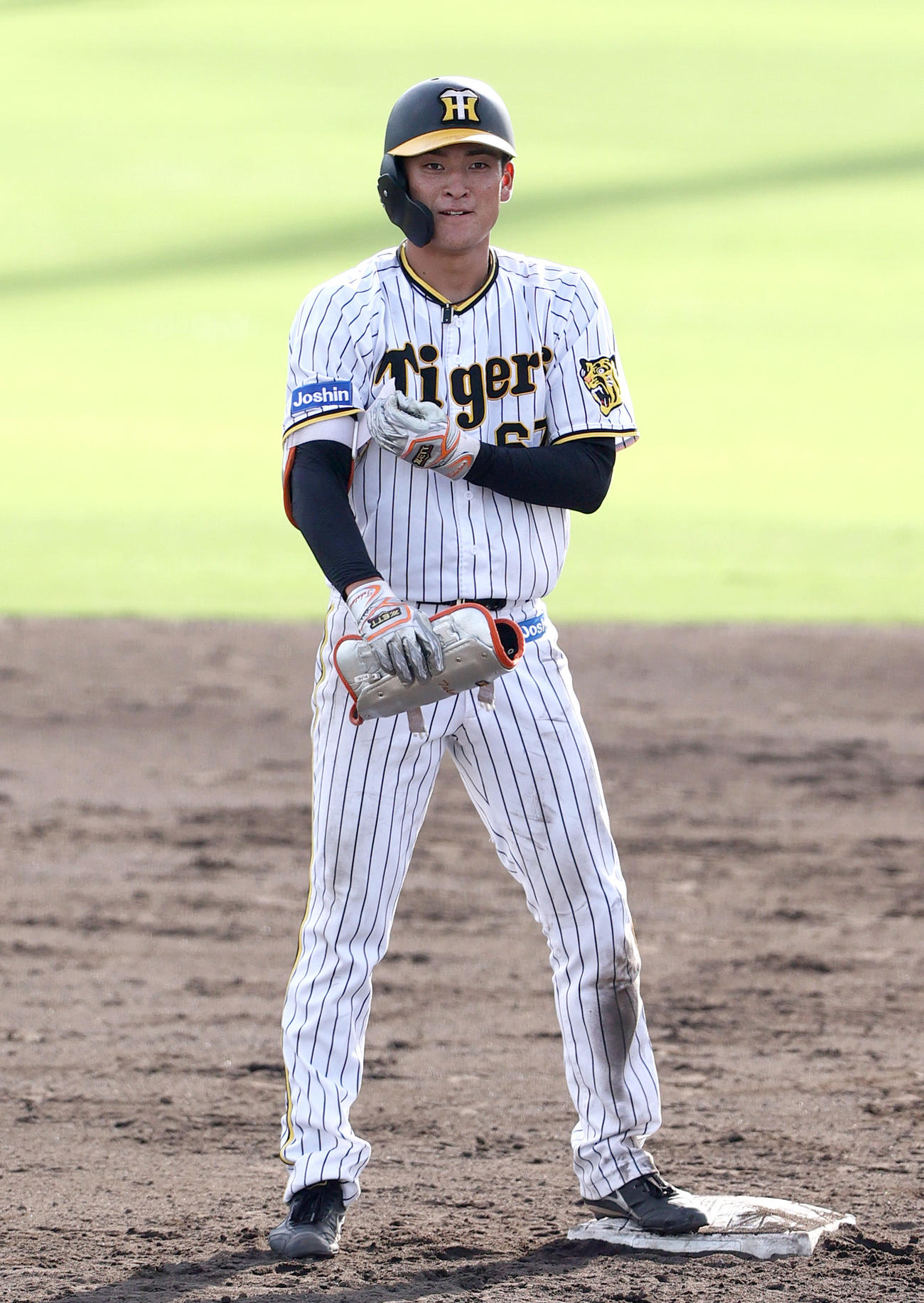 練習試合・阪神2軍対日本生命　8回裏阪神2死二、三塁、高寺は右越え2点適時二塁打を放ち二塁で笑顔を見せる（撮影・上山淳一）