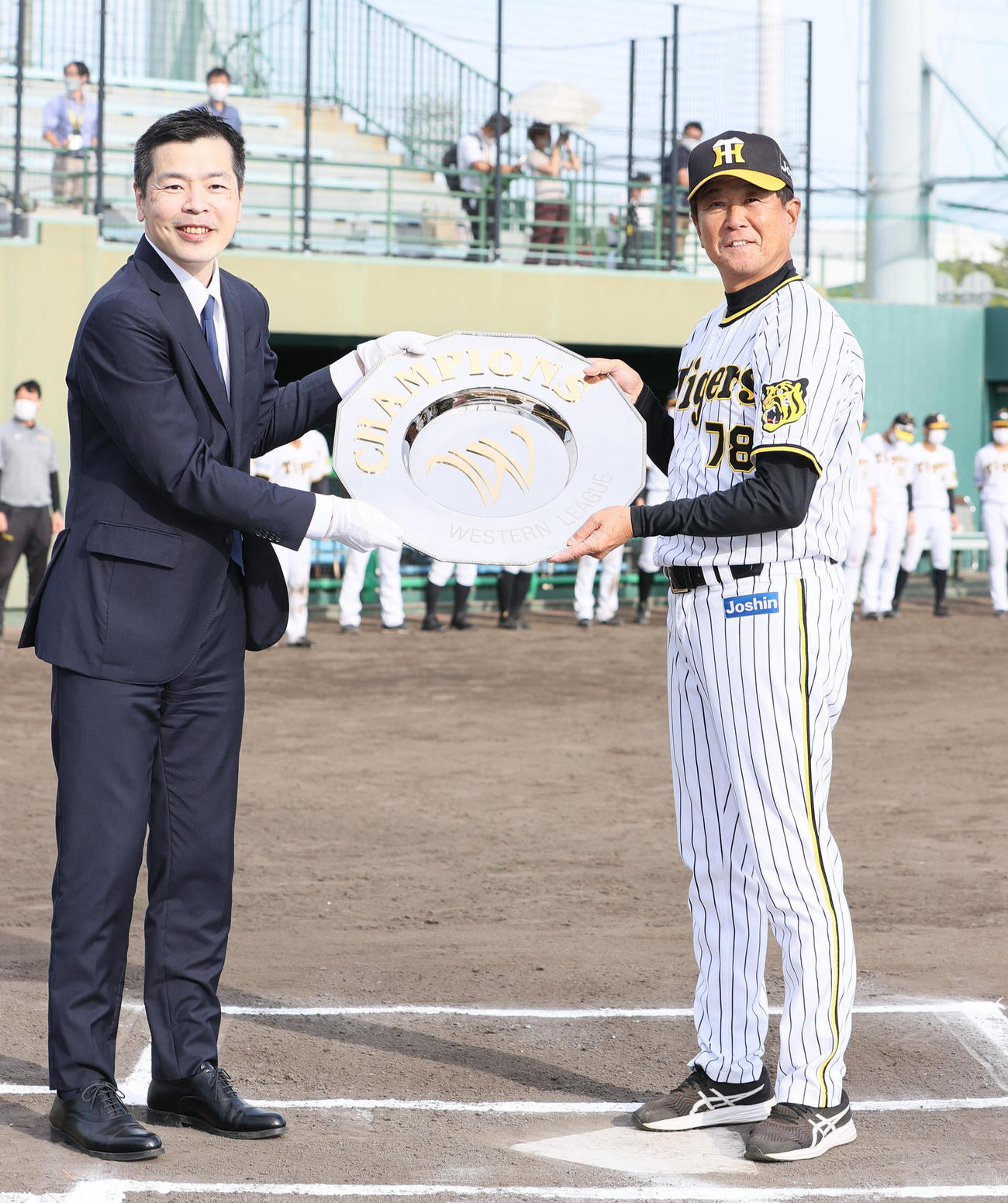 ウエスタン・リーグ制覇し、阪神平田2軍監督（右）はシャーレを受け取り笑顔を見せる