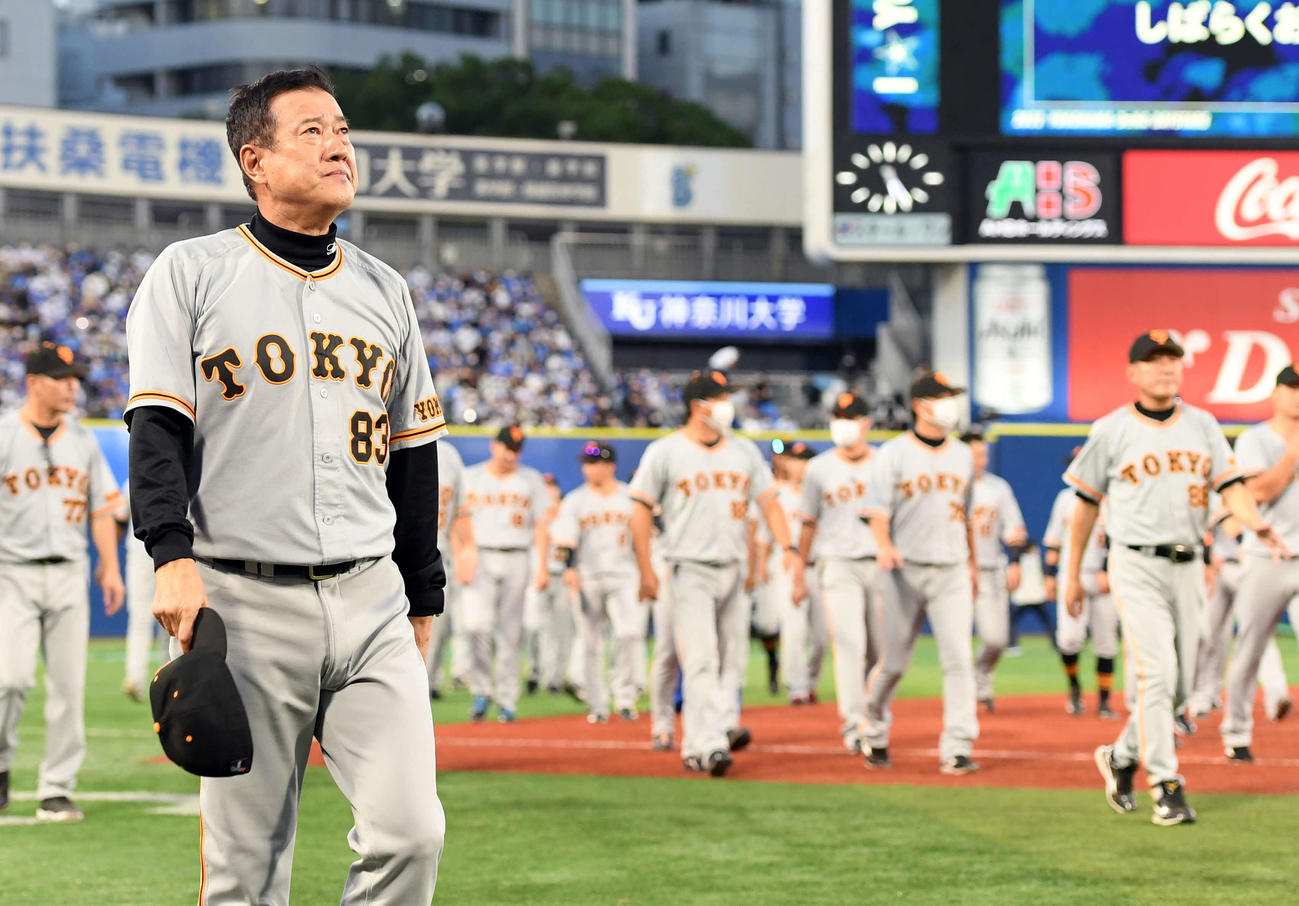 2日、DeNA戦を終えナインとともにグラウンドを後にする巨人原監督