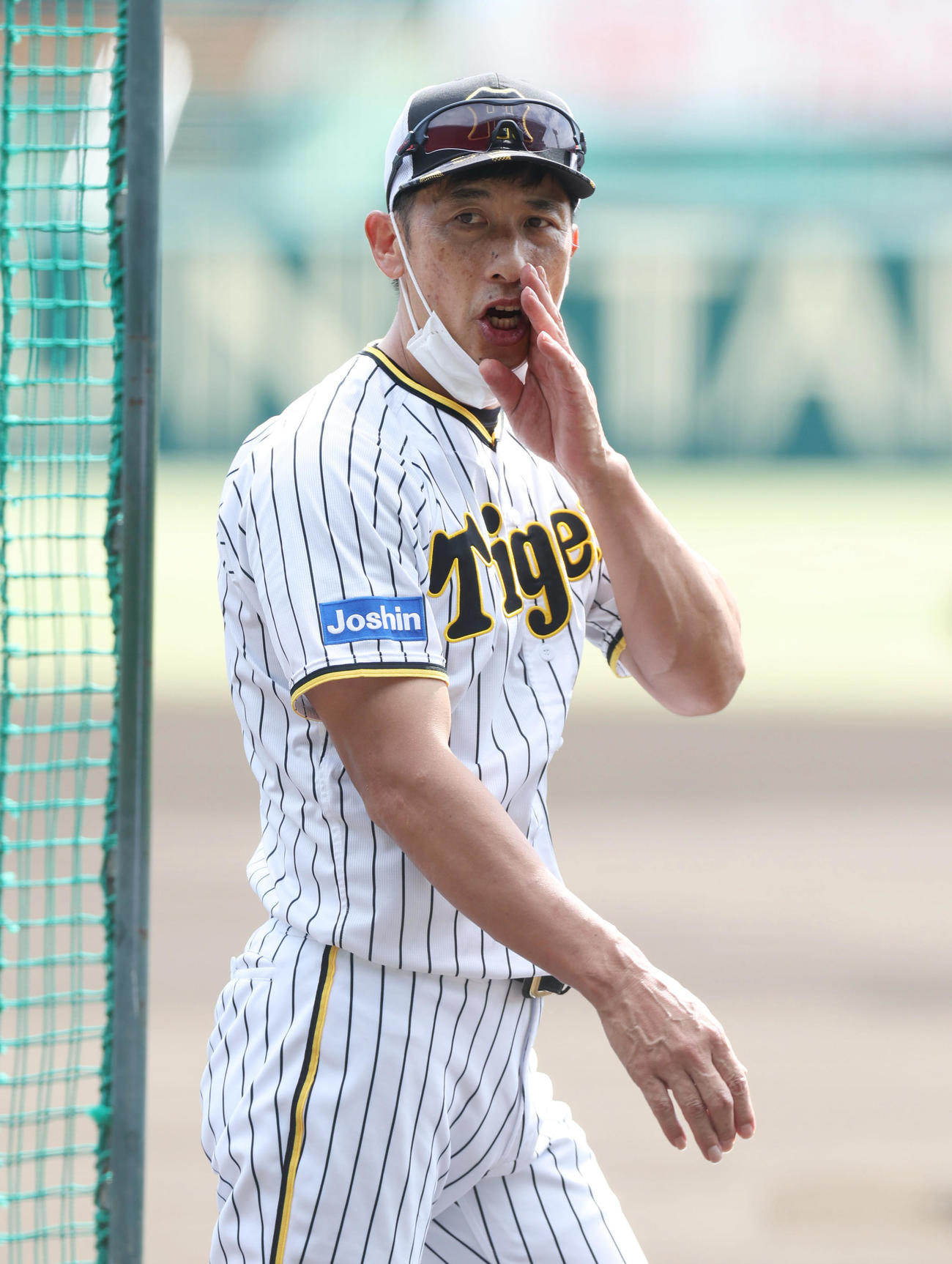 練習中、選手に声を掛ける阪神矢野監督（撮影・前田充）