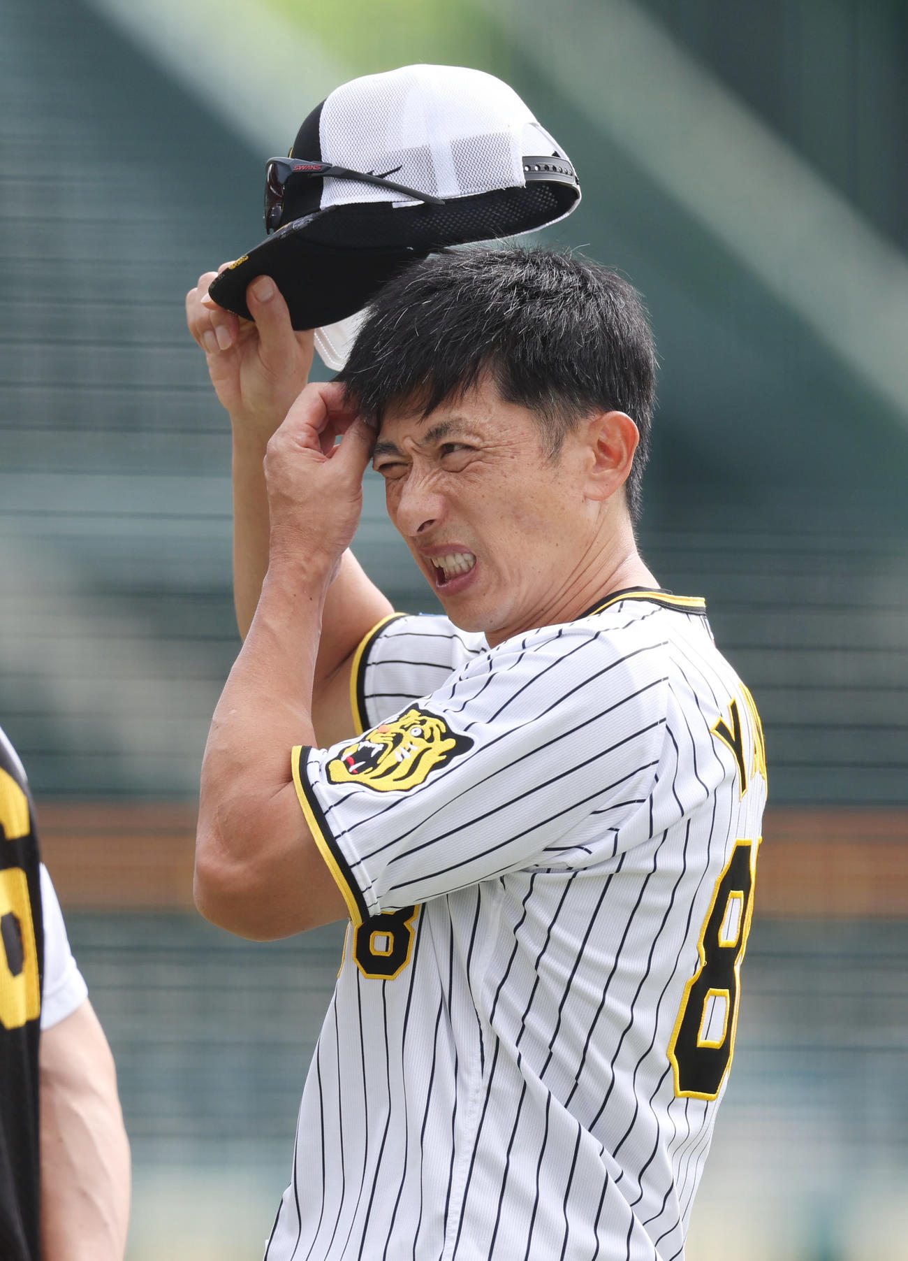練習前、険しい表情を見せる阪神矢野監督（撮影・前田充）