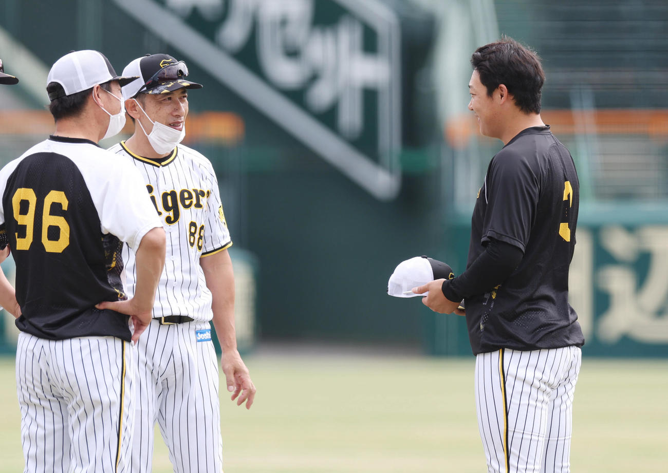 練習前、阪神大山（右）と言葉を交わす矢野監督。左は筒井コーチ（撮影・前田充）