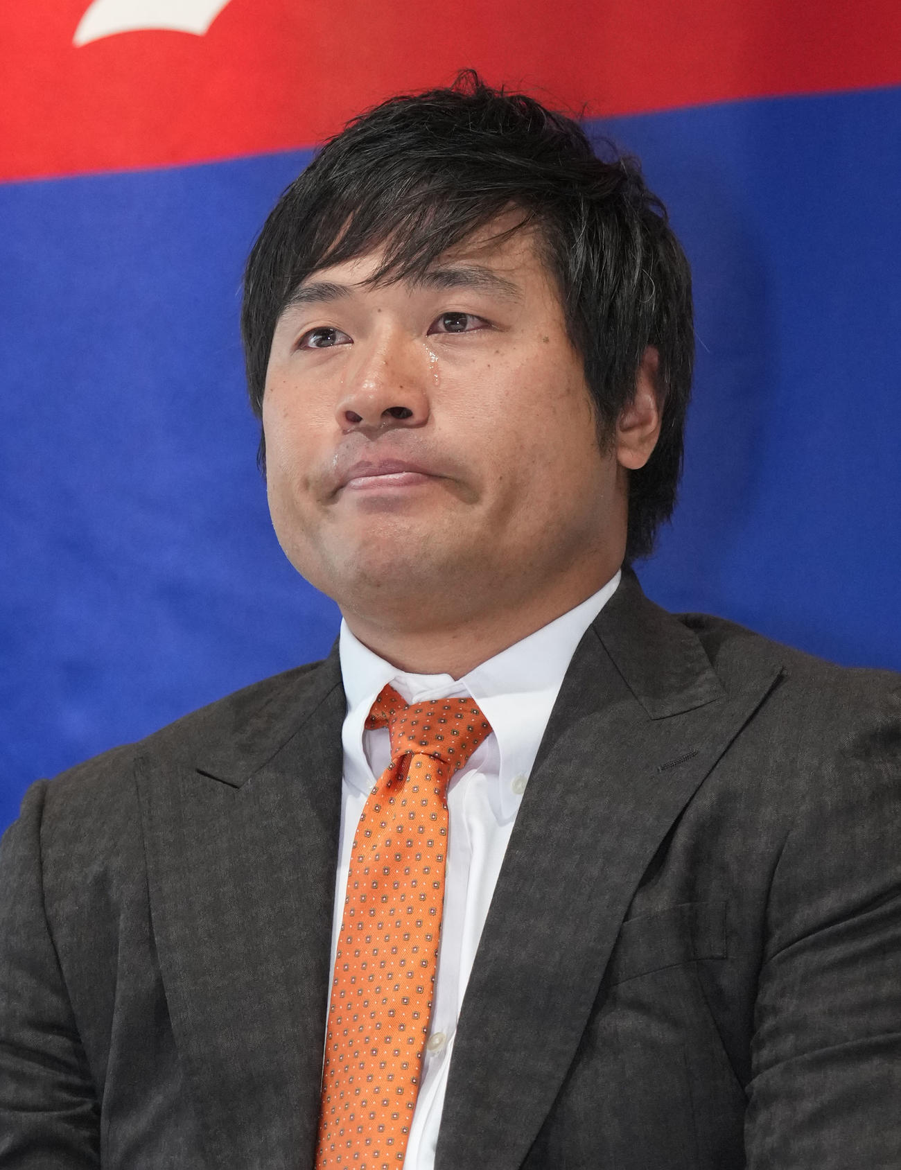 中日ドラゴンズを自由契約となり取材対応中、涙を流す平田（撮影・森本幸一）