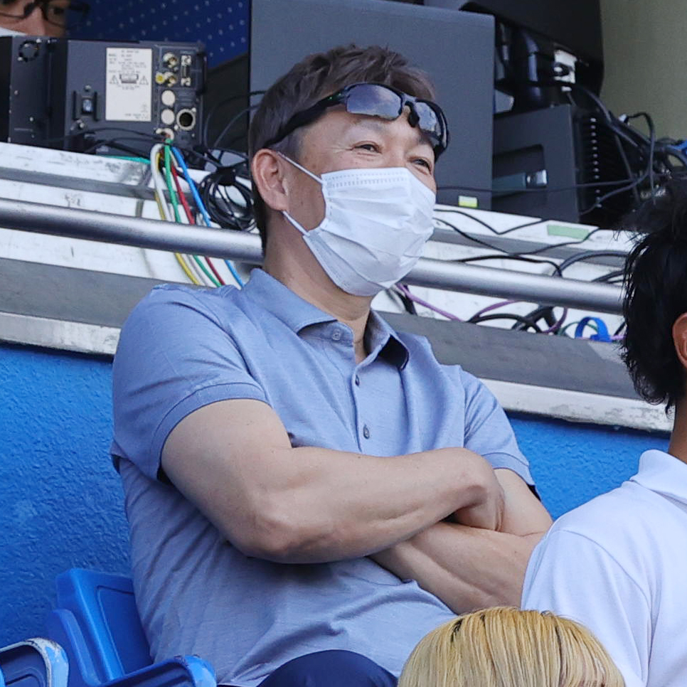 立大対法大　観戦する中日立浪監督（撮影・野上伸悟）