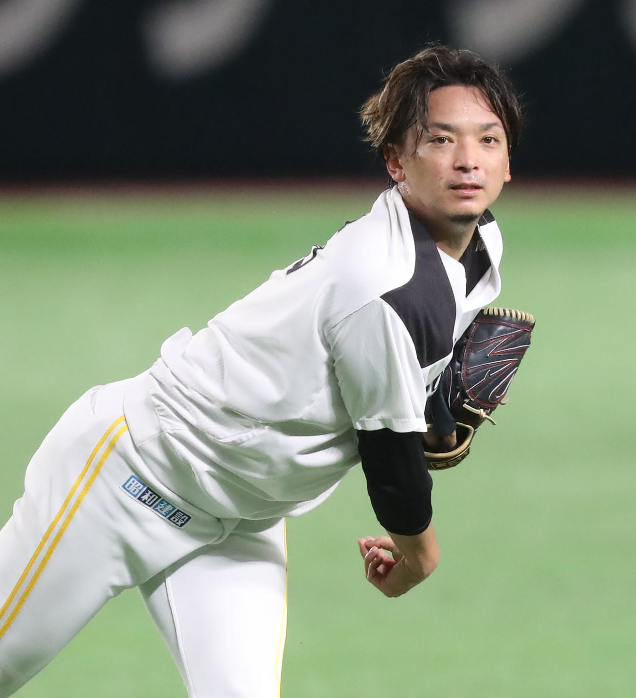 投手練習でキャッチボールをする東浜（撮影・屋方直哉）