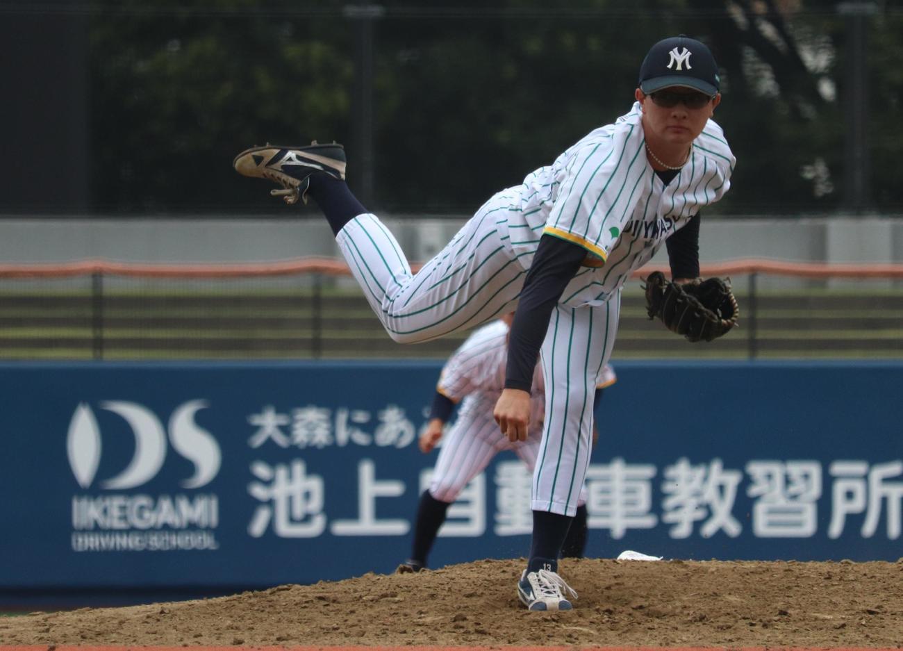 明治安田生命対JR東日本　先発し、力投する明治安田生命・高杉（撮影・阿部泰斉）