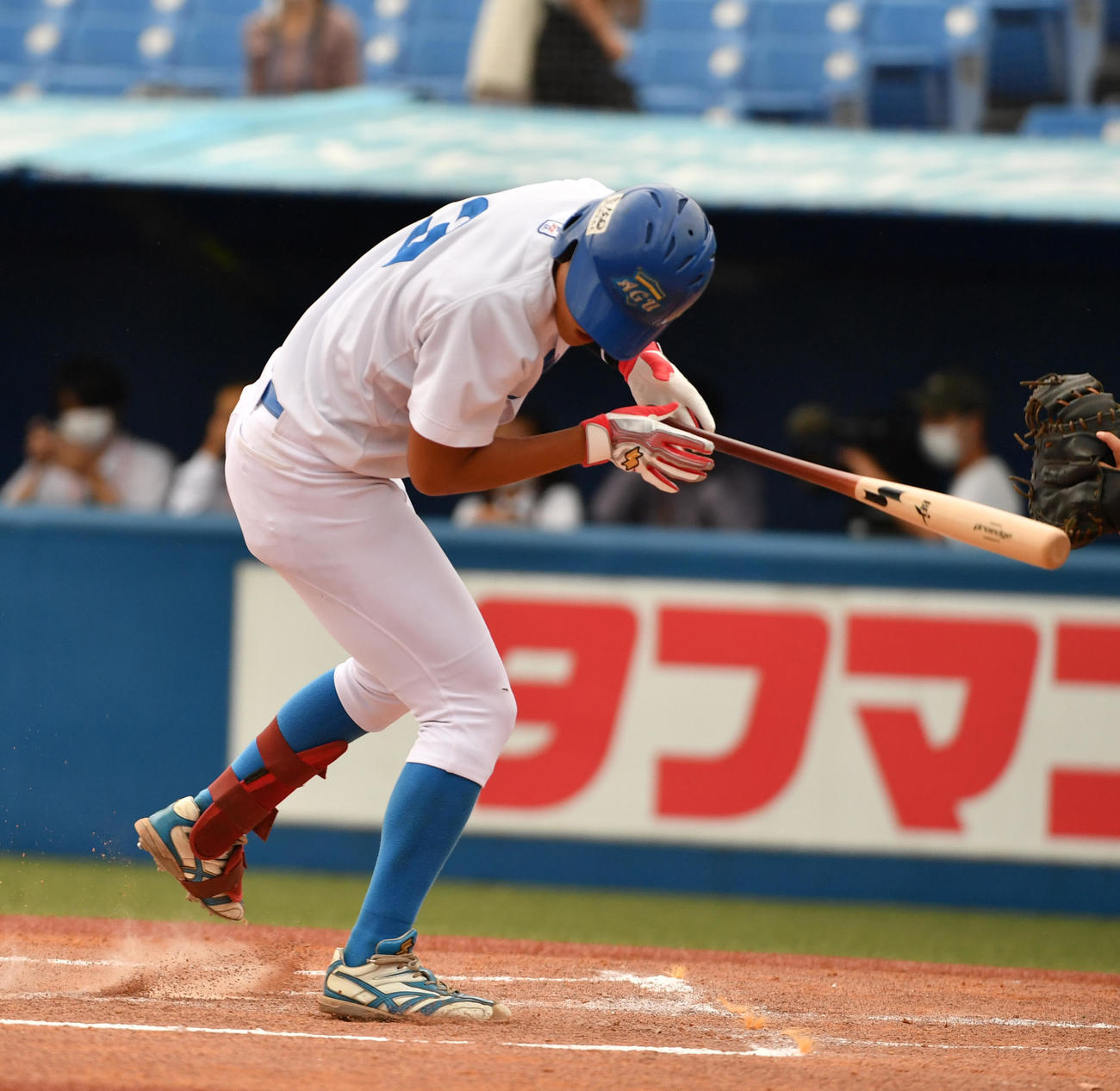 青学大対中大　頭部に死球を受けた青学大・佐々木（撮影・柴田隆二）
