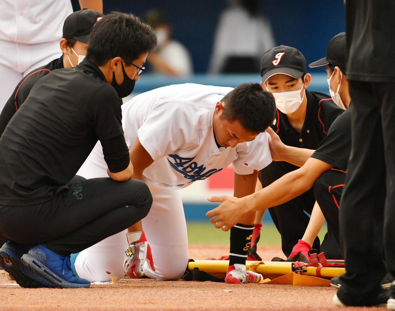 青学大対中大　頭部に死球を受けた青学大・佐々木は立ち上がれず担架で運ばれた（撮影・柴田隆二）
