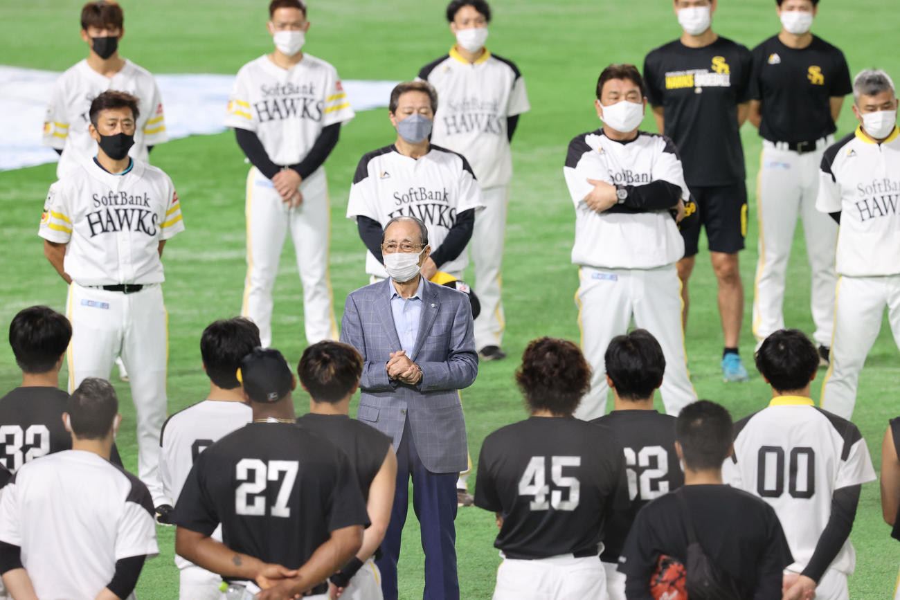 練習前に円陣を組みナインに話をする王貞治球団会長（撮影・梅根麻紀）