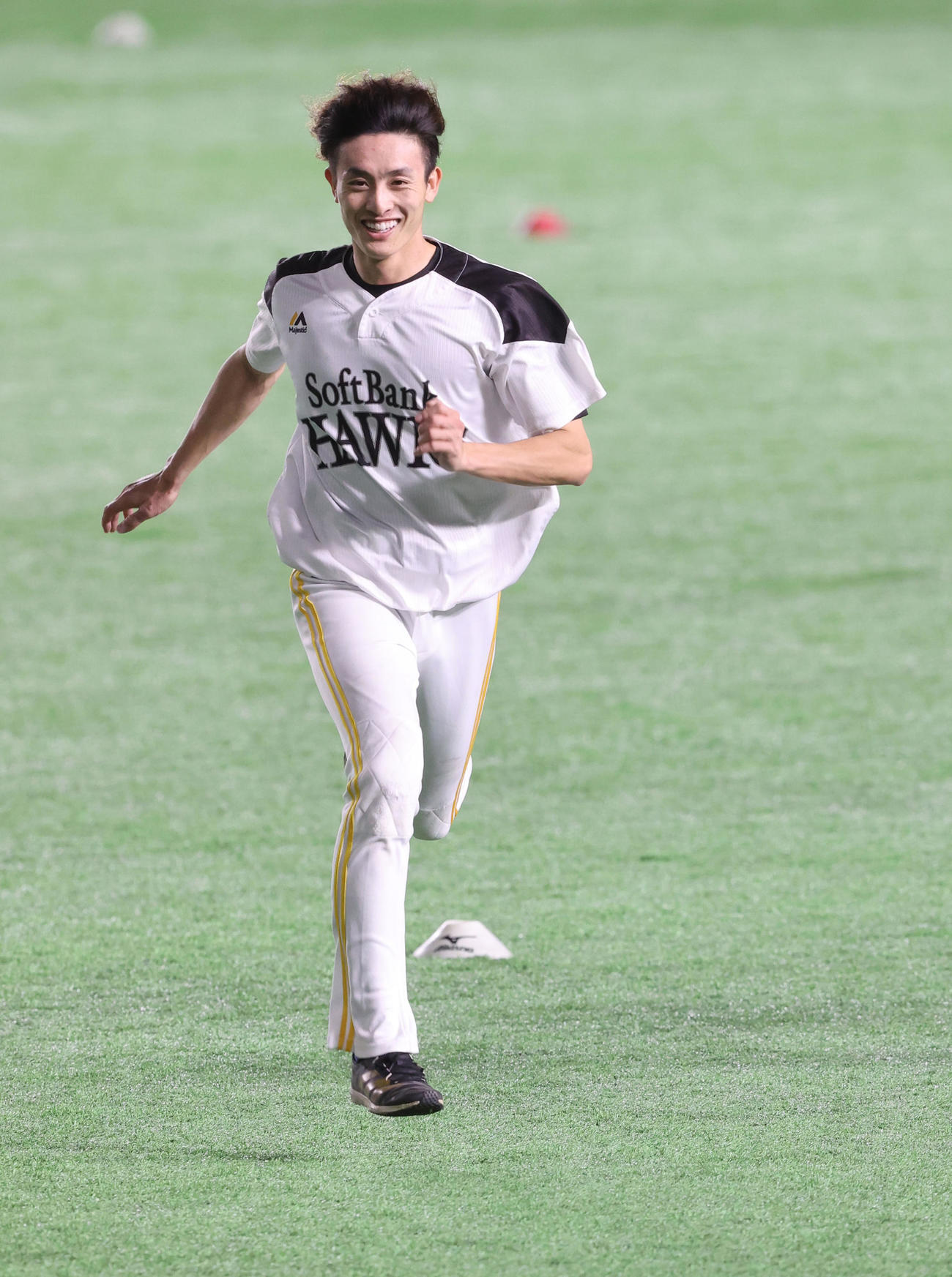 笑顔でランニングする周東佑京（撮影・梅根麻紀）