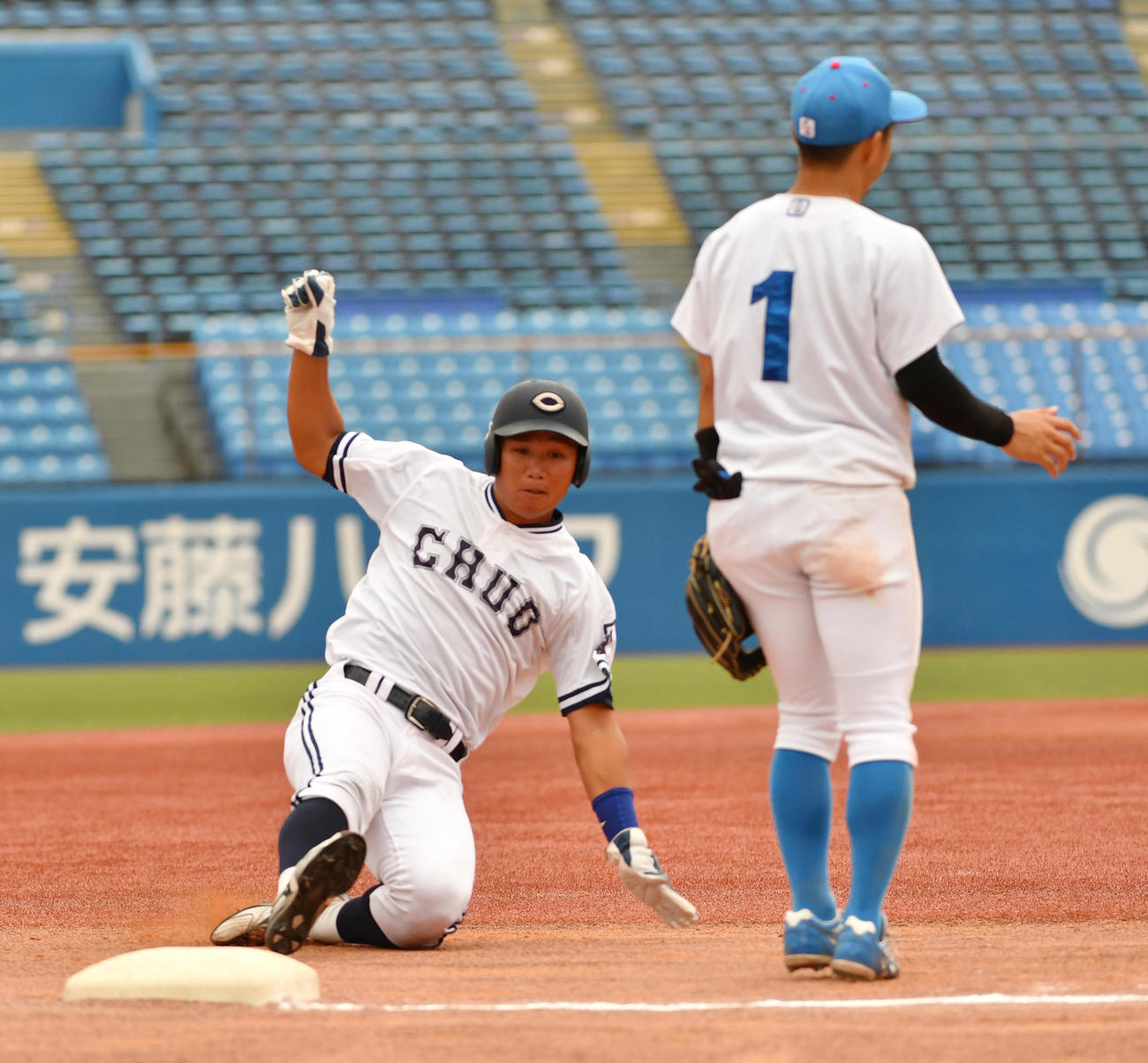 青学大対中大　4回裏中大1死一、二塁、打者高橋の時、二塁走者森下は三塁に盗塁を決める。右は山田三塁手（撮影・柴田隆二）