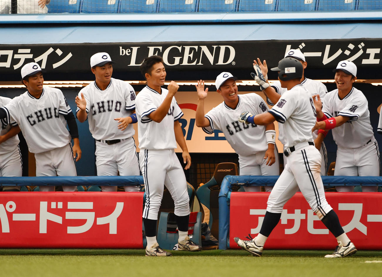 青学大対中大　4回裏中大1死一、三塁、高橋の右前適時打で生還した二塁走者森下はナインの出迎えを受ける（撮影・柴田隆二）