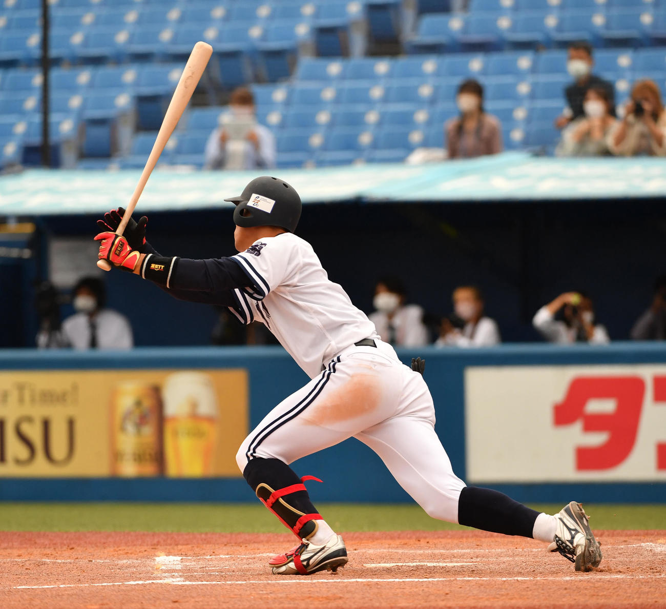青学大対中大　4回裏中大1死一、三塁、高橋は右前に適時打を放つ（撮影・柴田隆二）