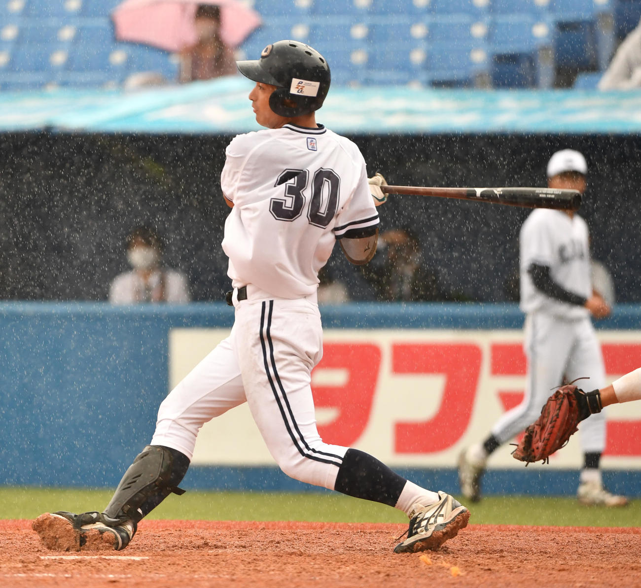 青学大対中大　7回裏中大2死一、二塁、桜井は右前適時打を放つ（撮影・柴田隆二）