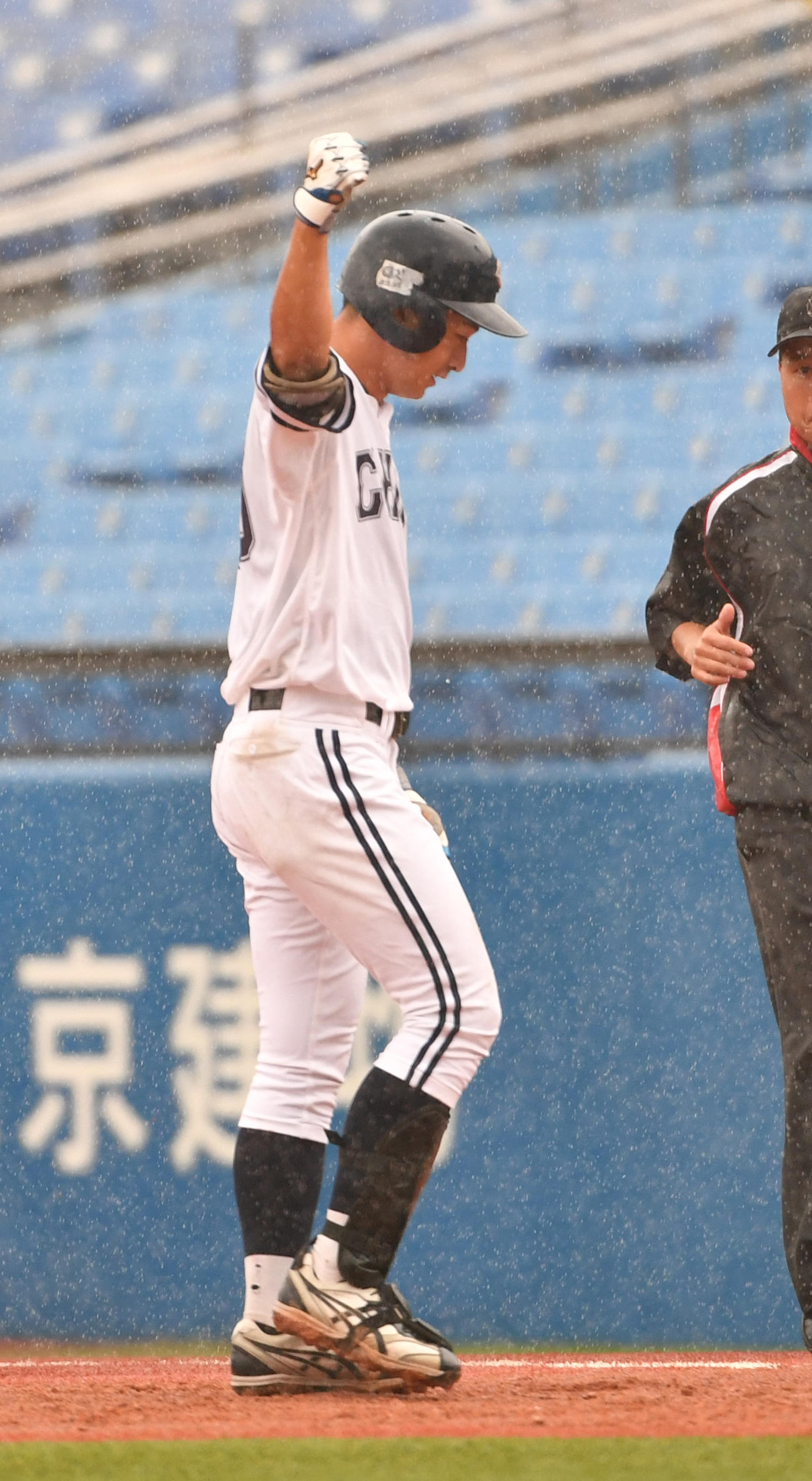 青学大対中大　7回裏中大2死一、二塁、桜井は右前に適時打を放ちガッツポーズする（撮影・柴田隆二）