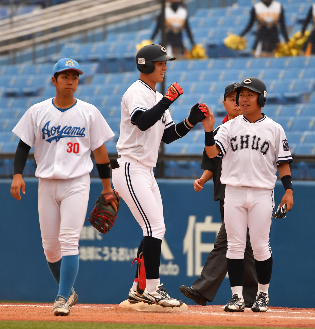 青学大対中大　4回裏中大1死一、三塁、高橋（中央）は右前に適時打を放ちガッツポーズする（撮影・柴田隆二）