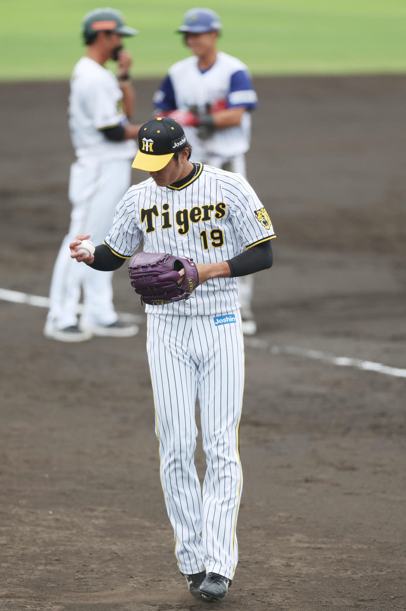 阪神対日本海オセアンリーグ選抜　7回表日本海オセアンリーグ選抜無死二塁、適時三塁打を浴びた藤浪（手前）（撮影・前田充）