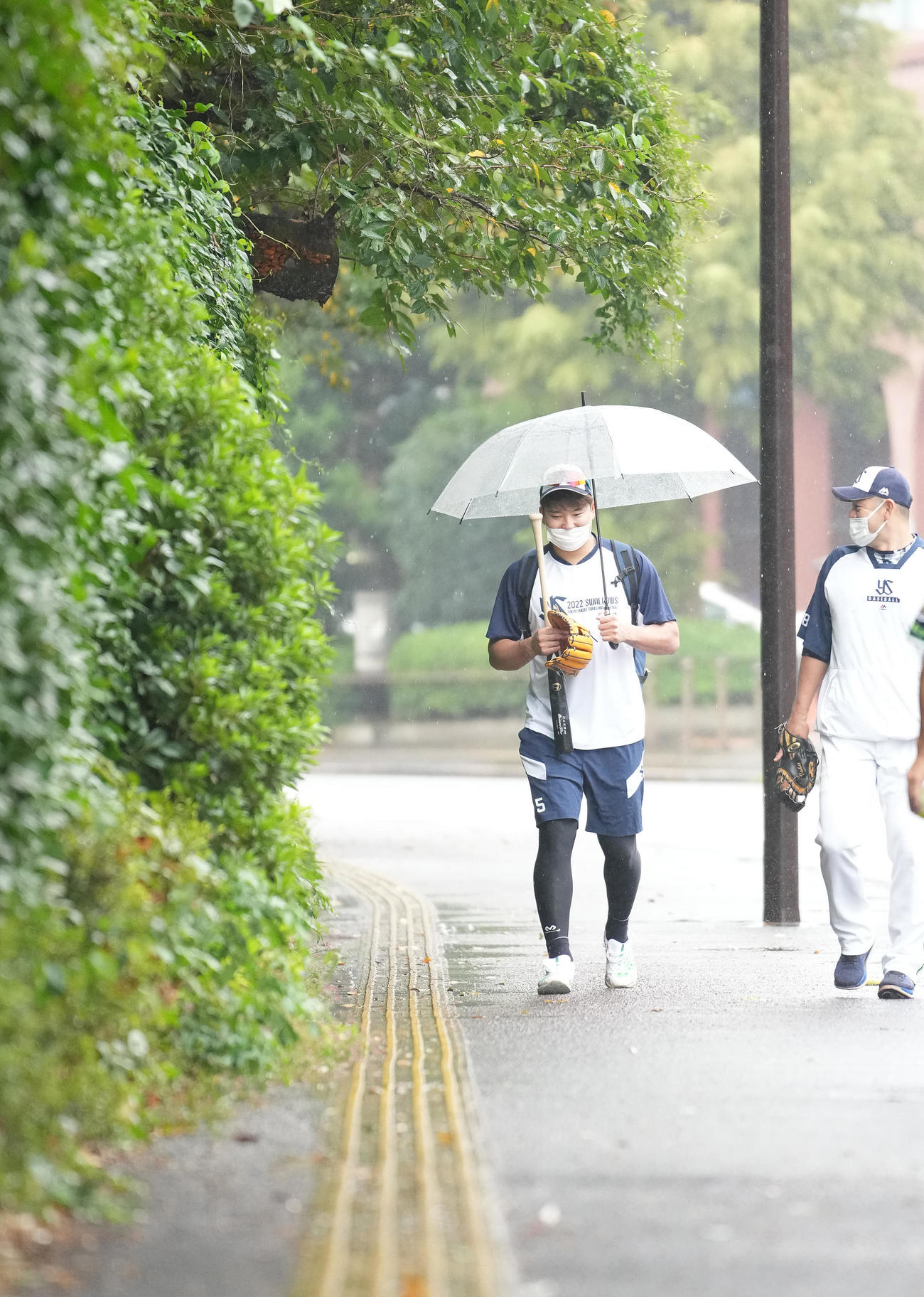室内練習場に向かうヤクルト村上（左）（撮影・鈴木みどり）