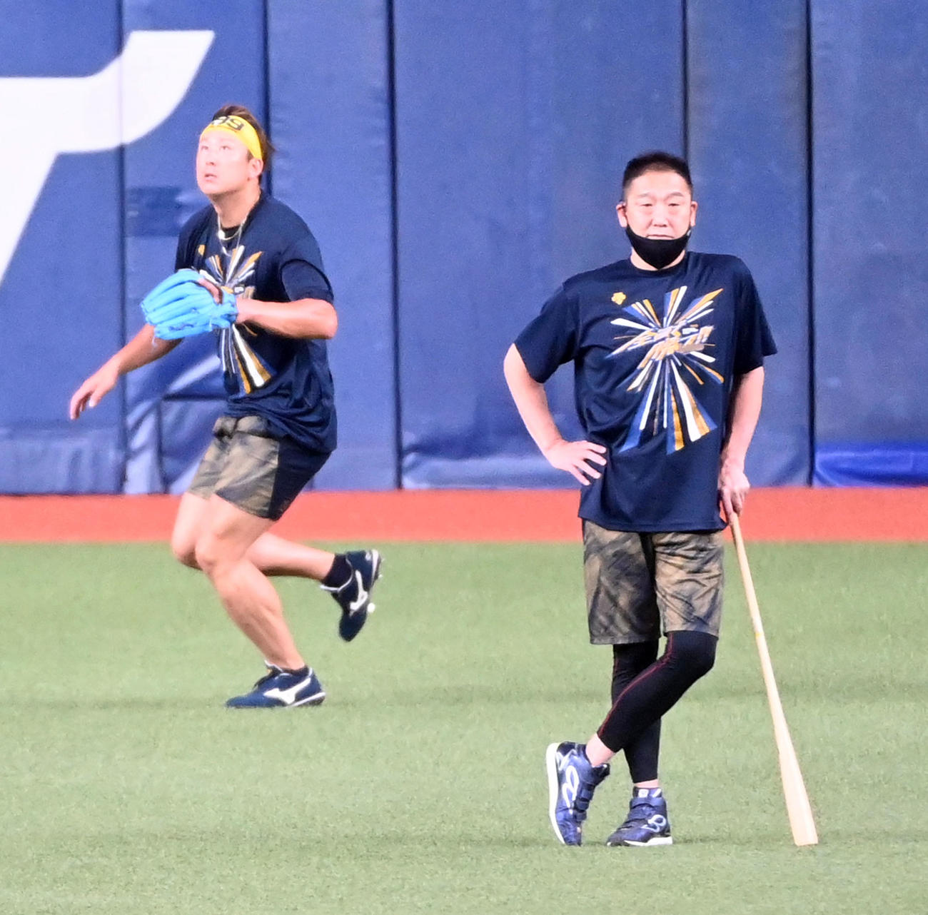 中嶋監督（右）の奥で守備練習を行う杉本（撮影・前岡正明）
