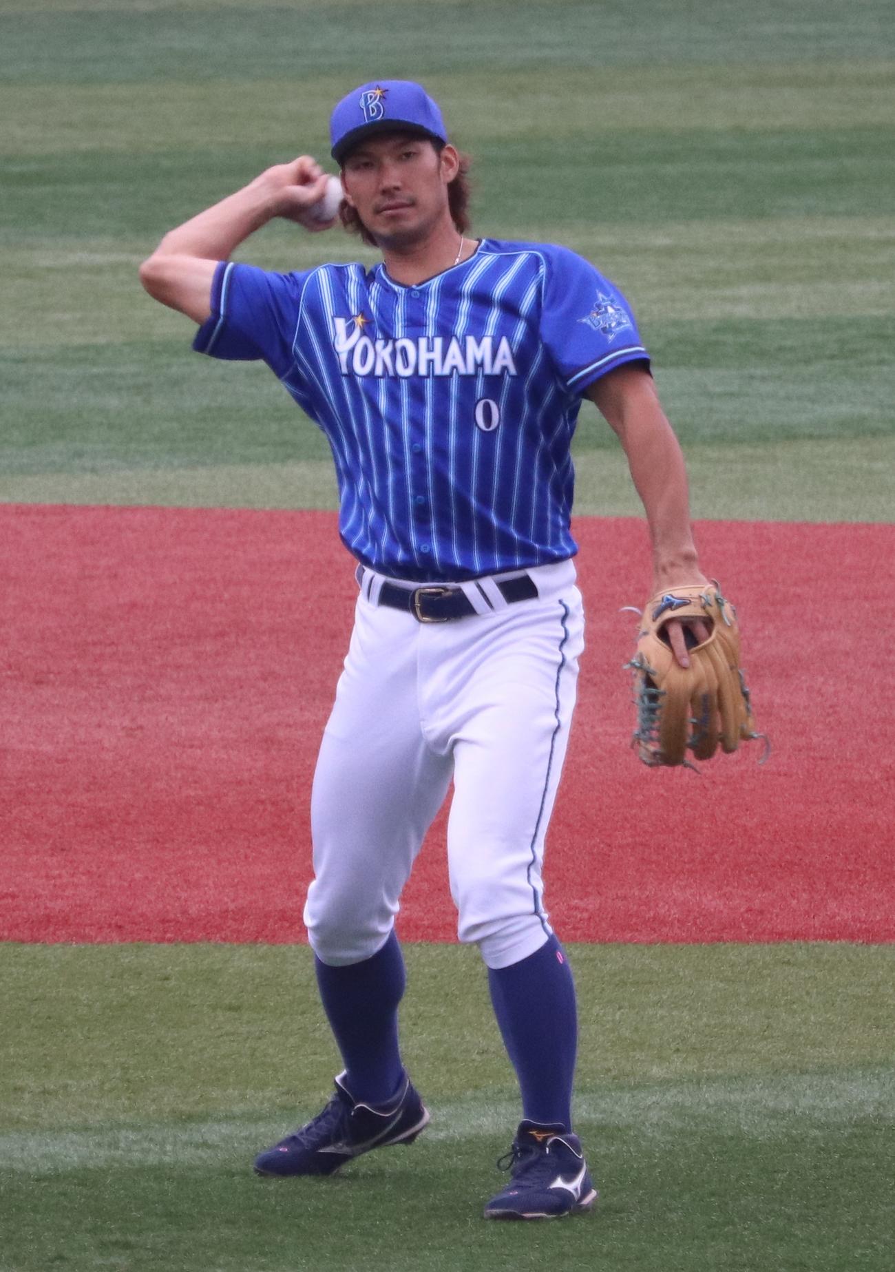 キャッチボールを行うDeNA大田（撮影・古川真弥）
