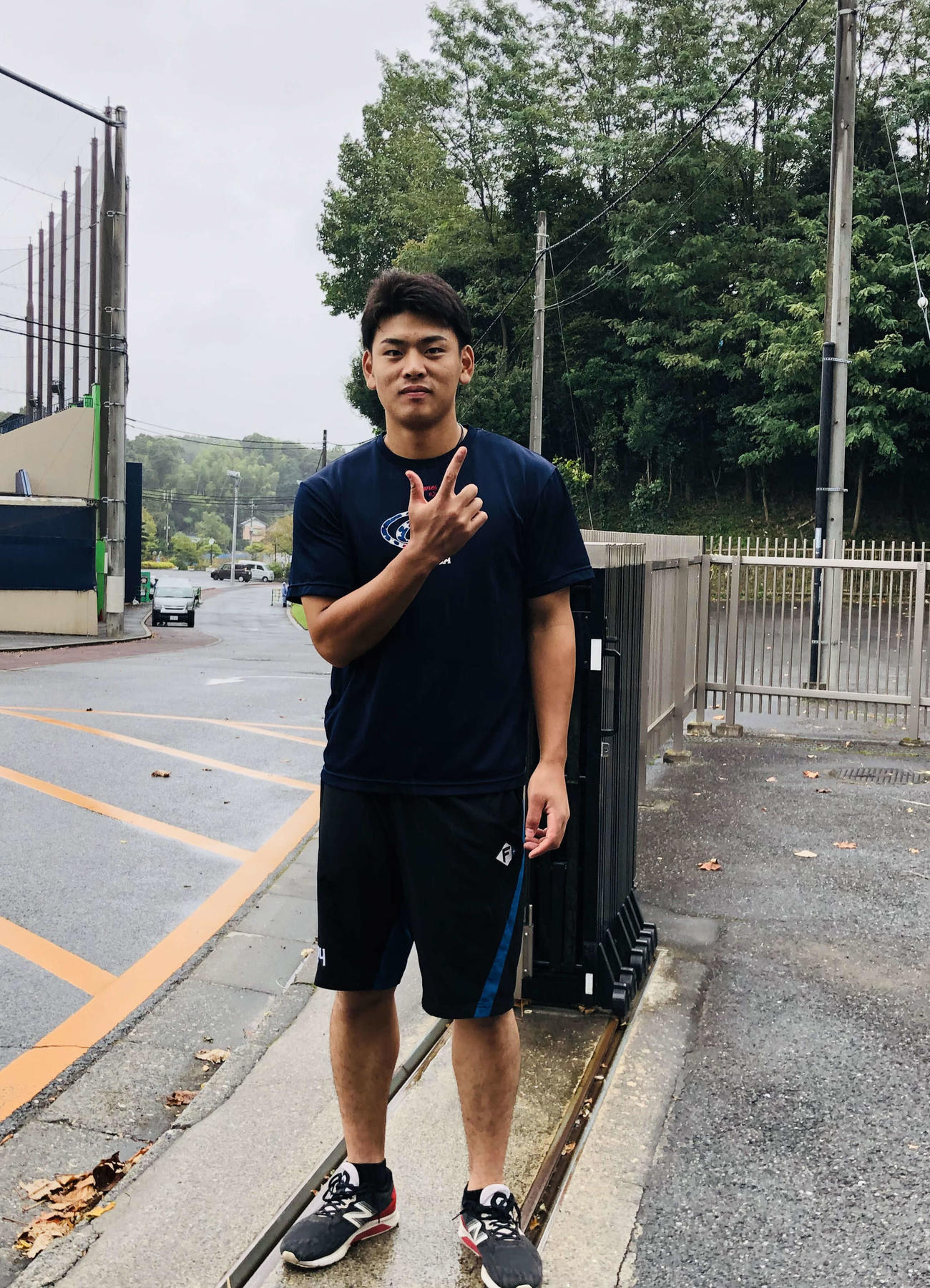 Jポーズを決める愛称がジェイの日本ハム野村（撮影・木下大輔）