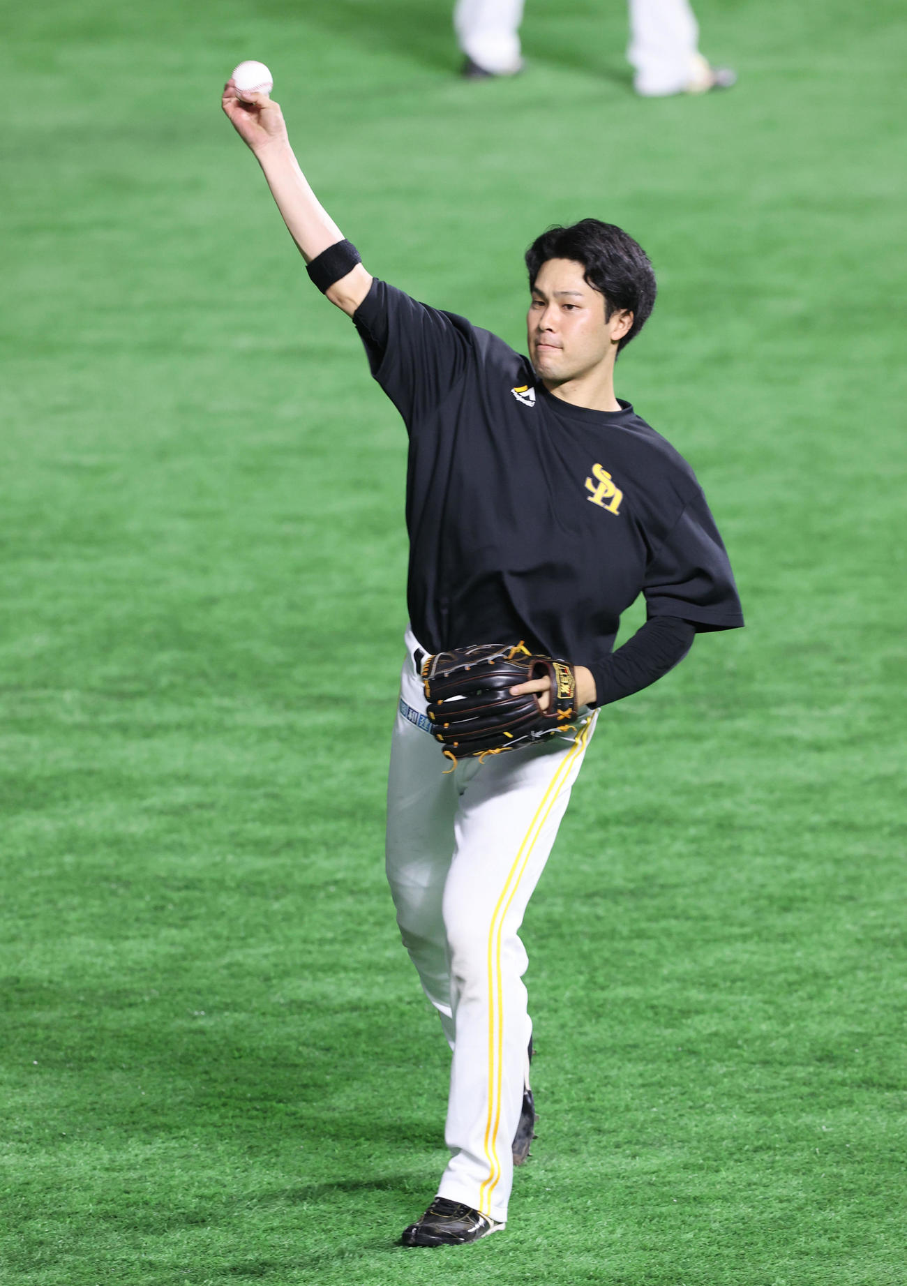 キャッチボールで調整する藤井皓哉（撮影・梅根麻紀）