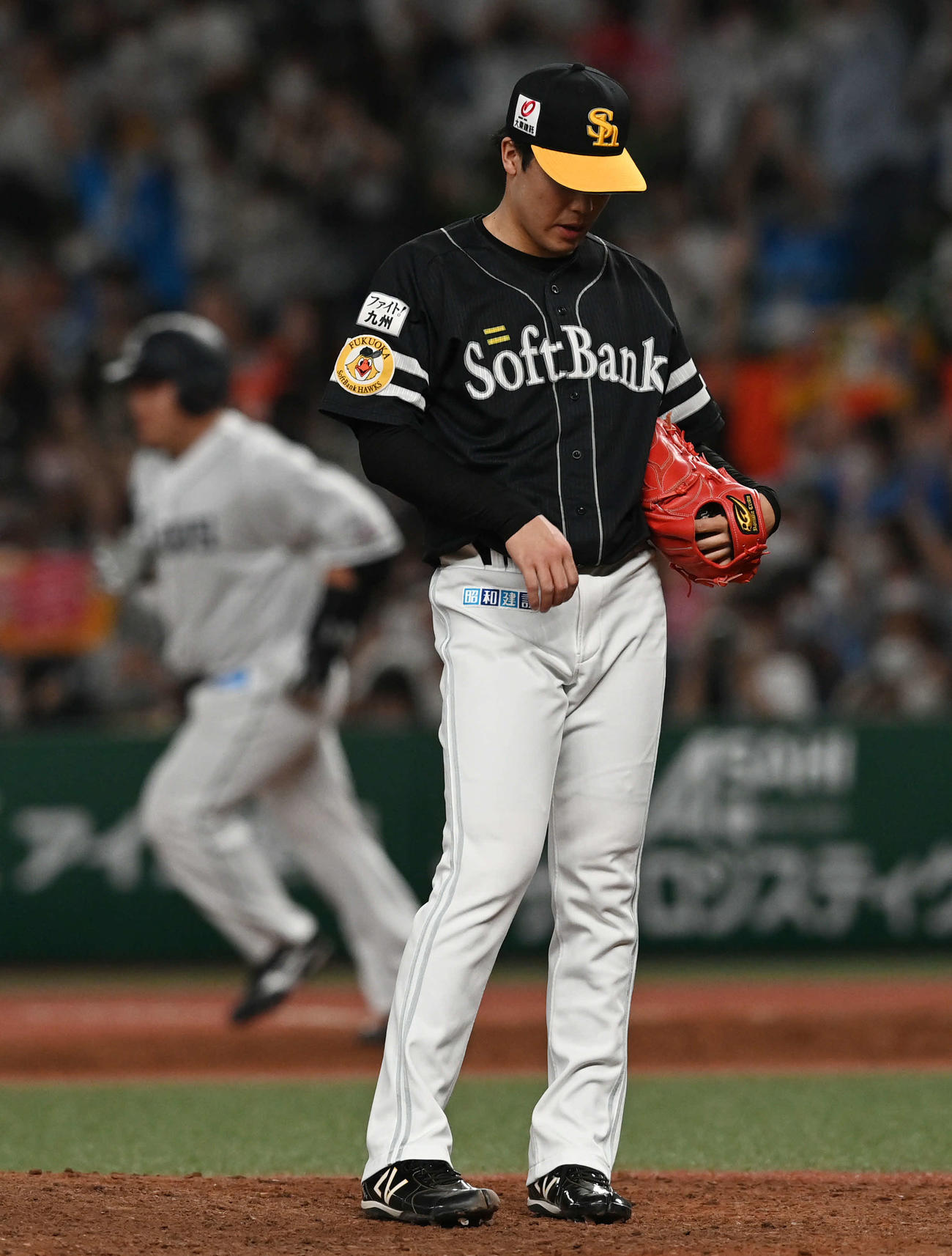 2022年10月1日西武対ソフトバンク　11回裏西武2死一塁、藤井（手前）は山川に左越えサヨナラ2点本塁打を許す