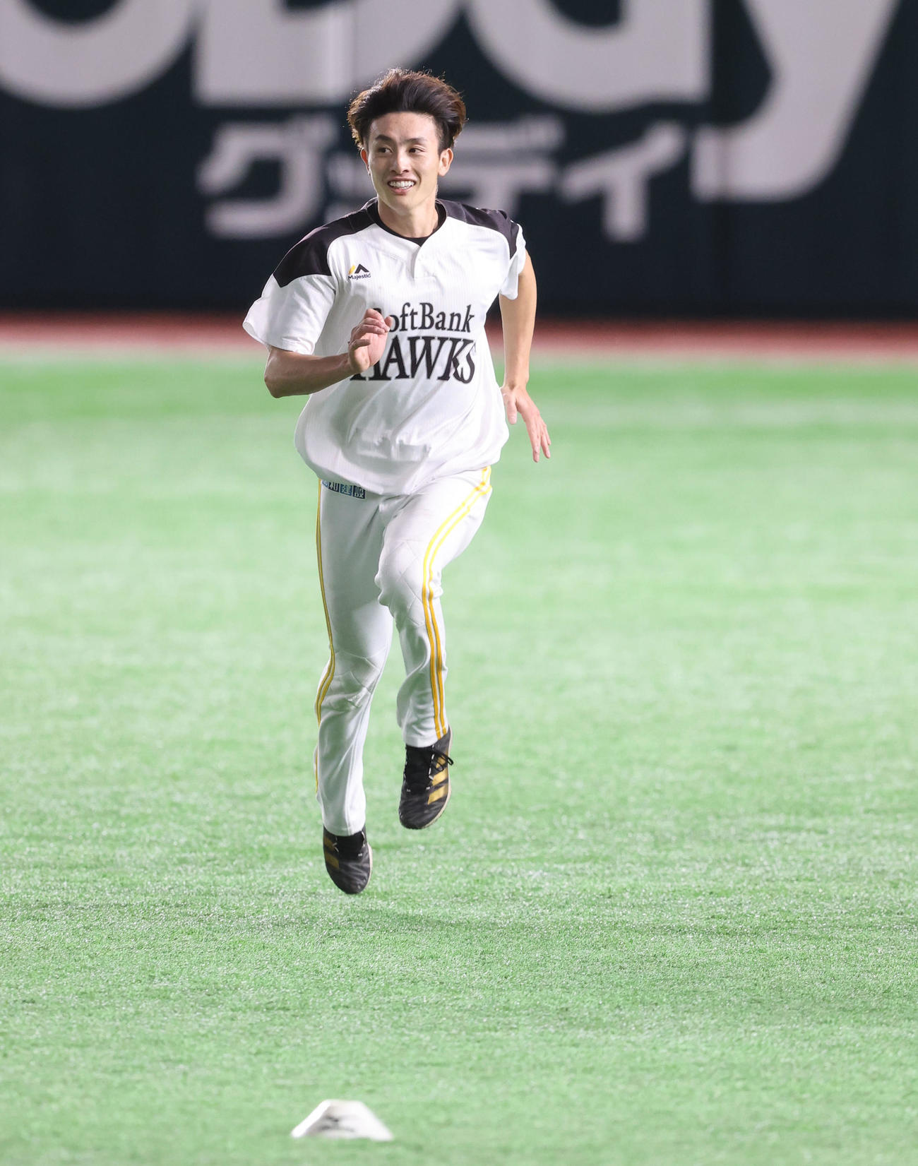 笑顔でランニングする周東佑京（撮影・梅根麻紀）