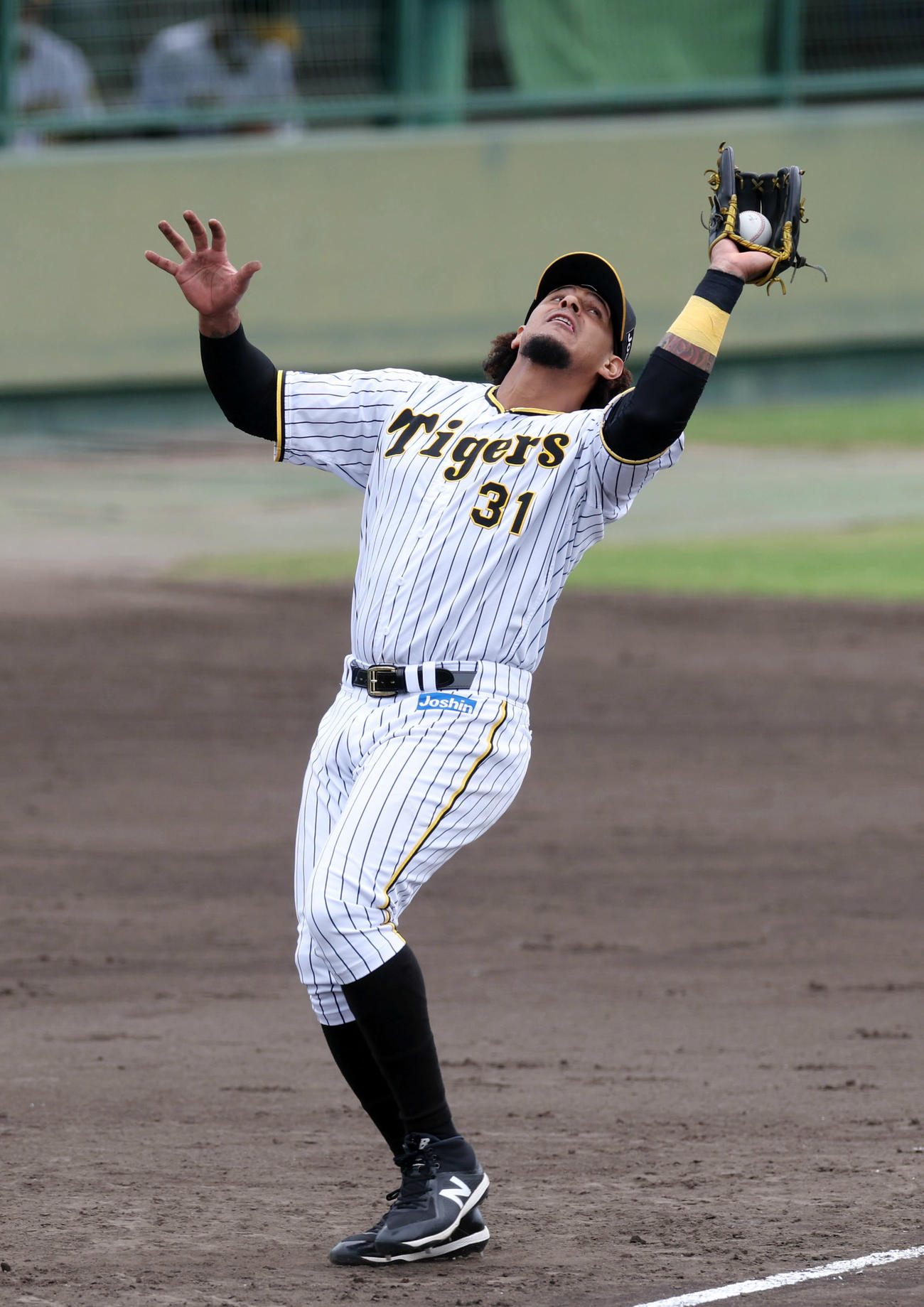 阪神対日本海オセアンリーグ選抜　5回表日本海オセアンリーグ選抜無死一、二塁、三邪飛を捕球するマルテ（撮影・前田充）