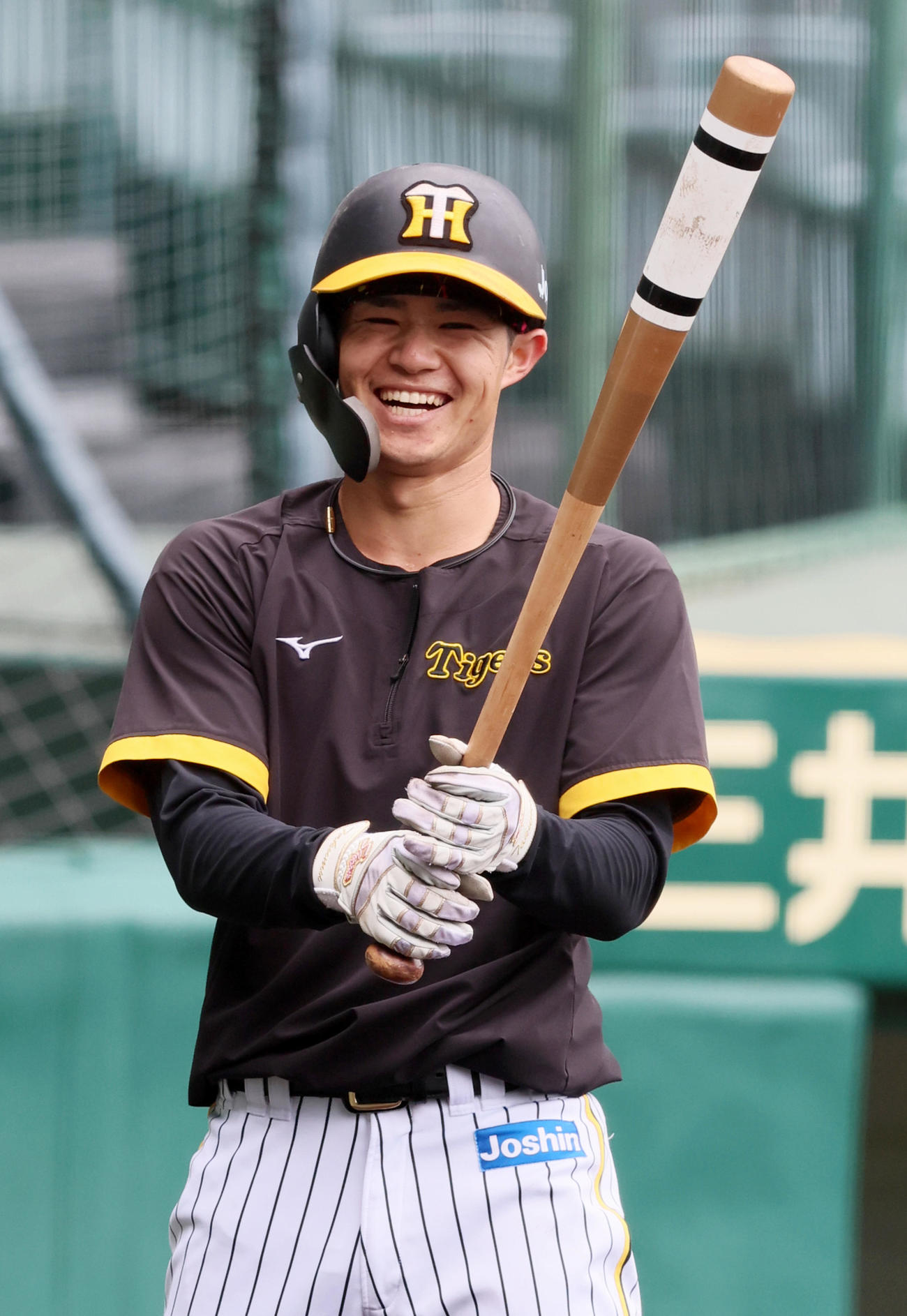 打撃練習中、笑顔をみせる中野（撮影・加藤哉）