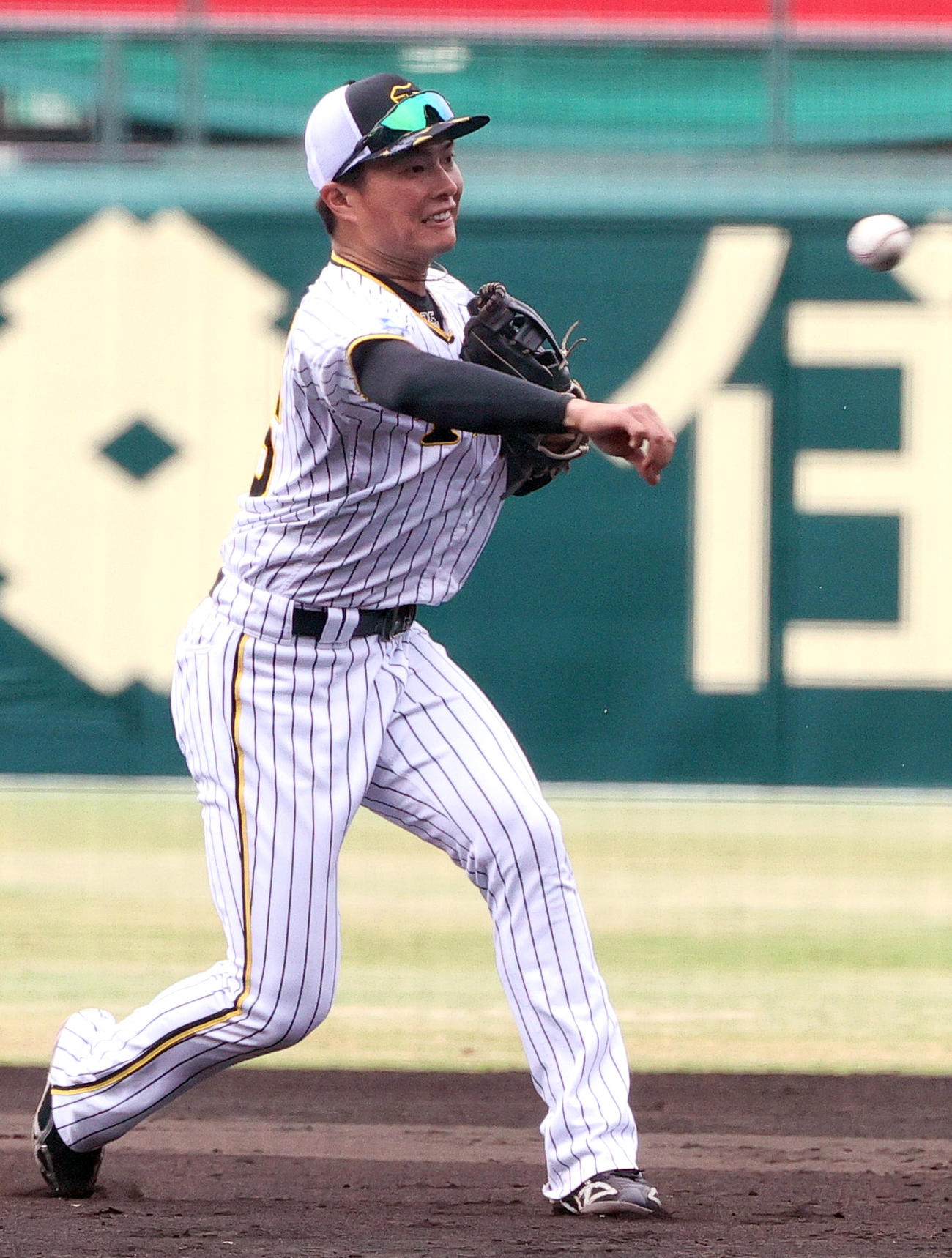 シートノックで汗を流す阪神北條（撮影・上山淳一）