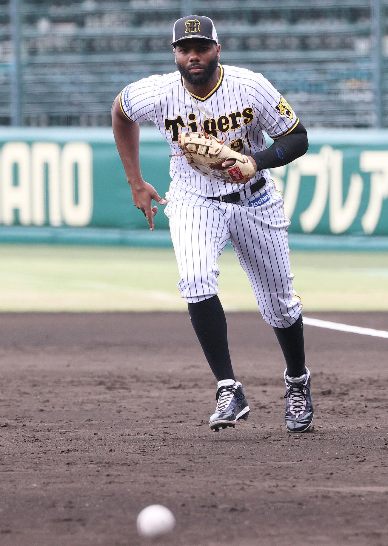 シートノックで汗を流す阪神ロドリゲス（撮影・上山淳一）