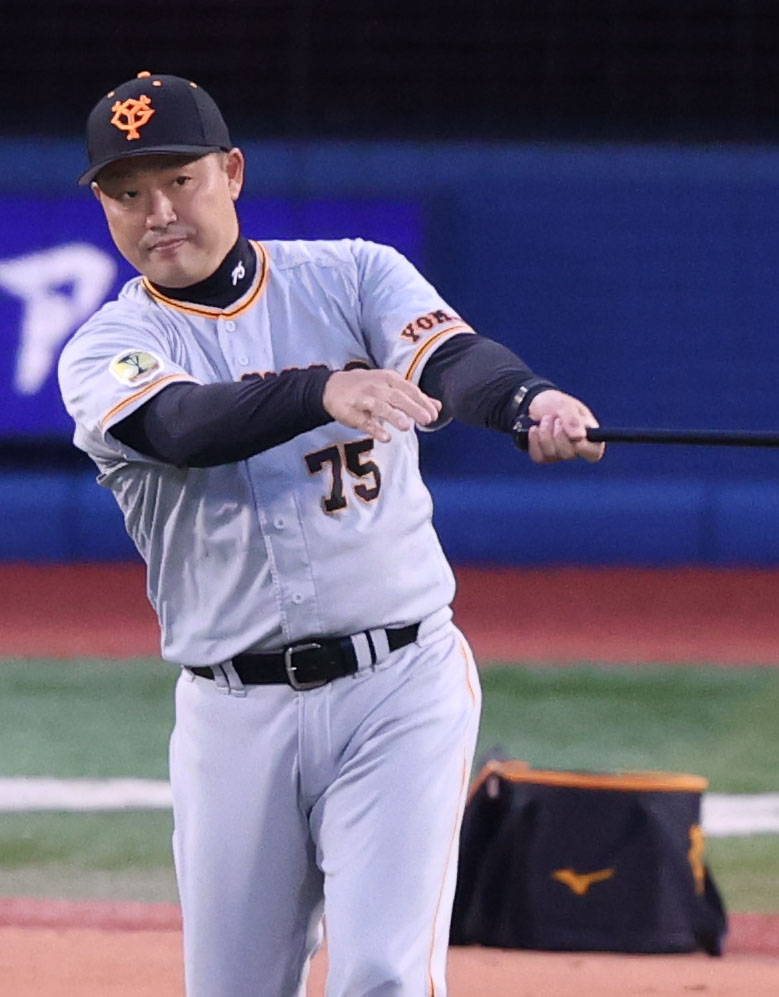 2021年10月18日、試合前のシートノックでノッカーを務める村田コーチ