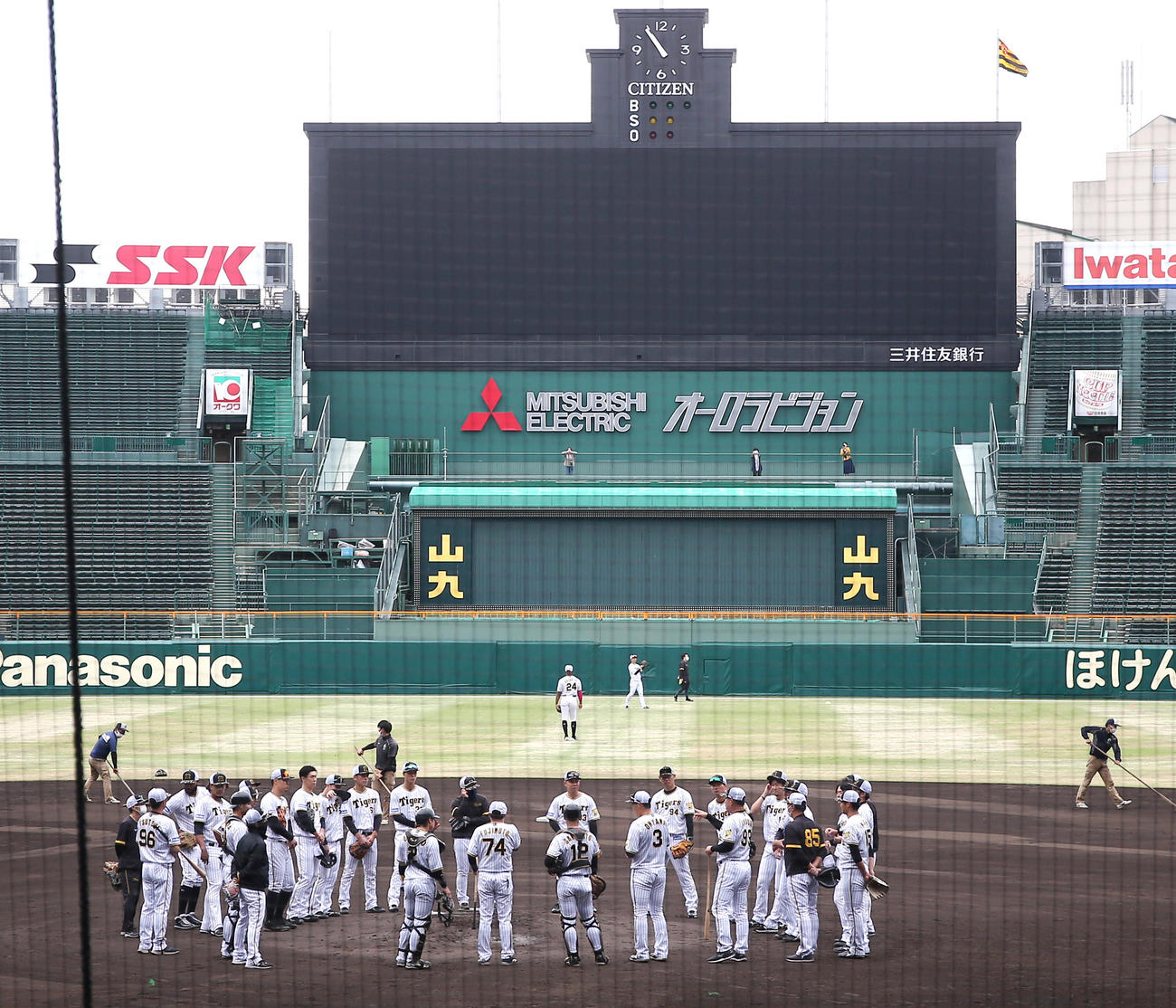 投内連係を終えマウンドで円陣を組む阪神ナイン（撮影・上山淳一）