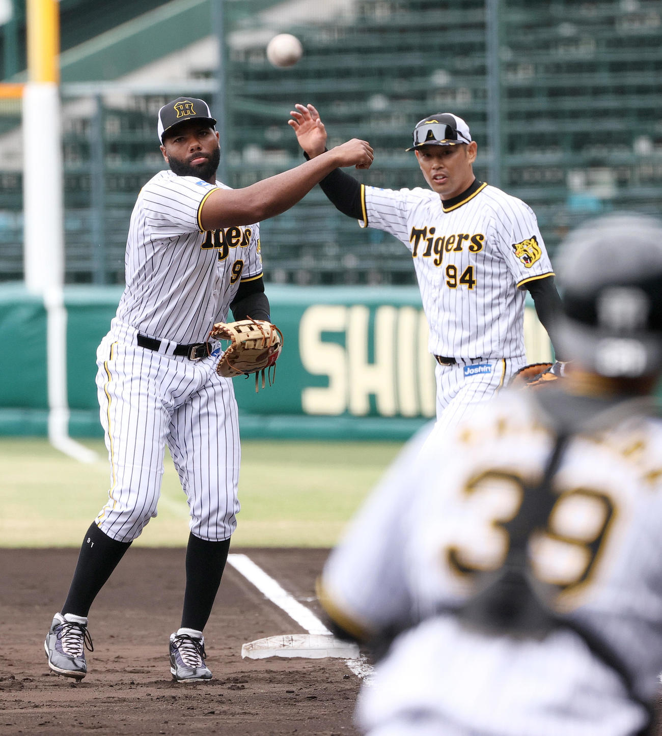 シートノックで汗を流す阪神ロドリゲス。右は原口（撮影・上山淳一）