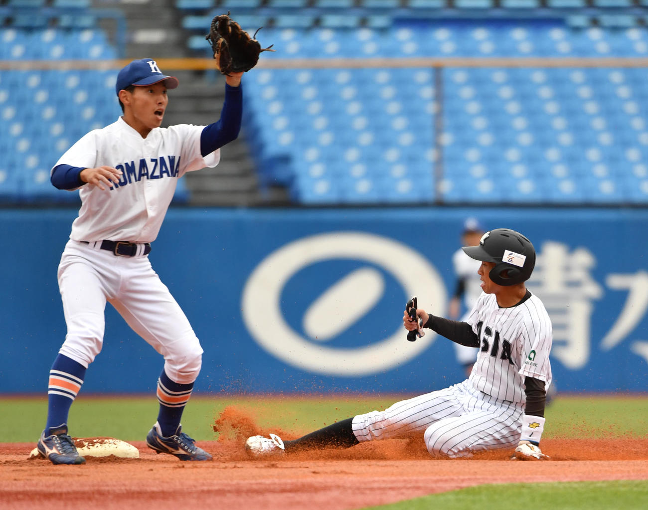 亜大対駒大　1回表亜大無死一塁、打者天井の時、一塁走者田中幹は盗塁を決める。左は小園遊撃手（撮影・柴田隆二）