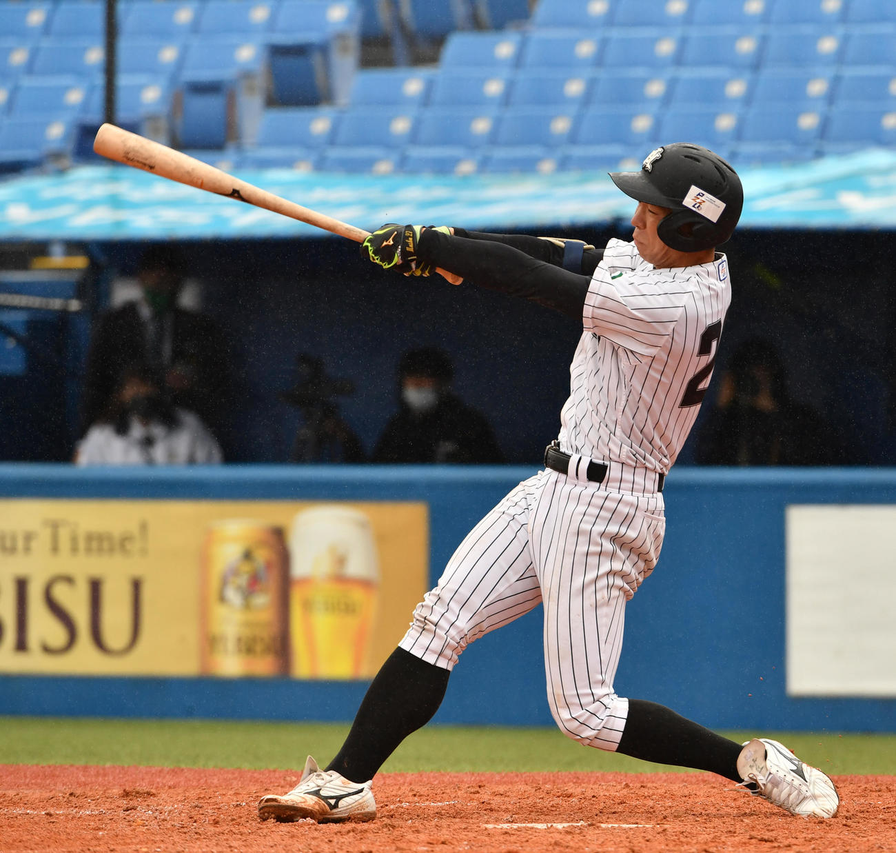 亜大対駒大　4回表亜大無死、小山は右翼線に二塁打を放つ（撮影・柴田隆二）