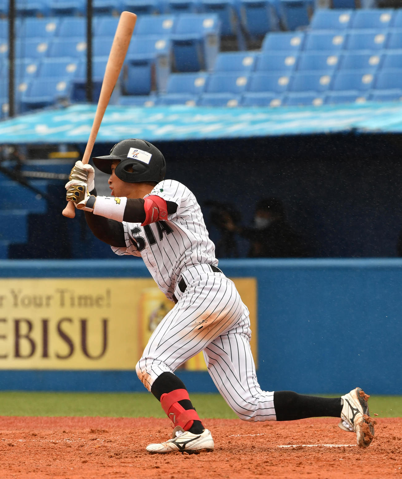 亜大対駒大　5回表亜大1死一、二塁、田中幹は左中間に適時二塁打を放つ（撮影・柴田隆二）