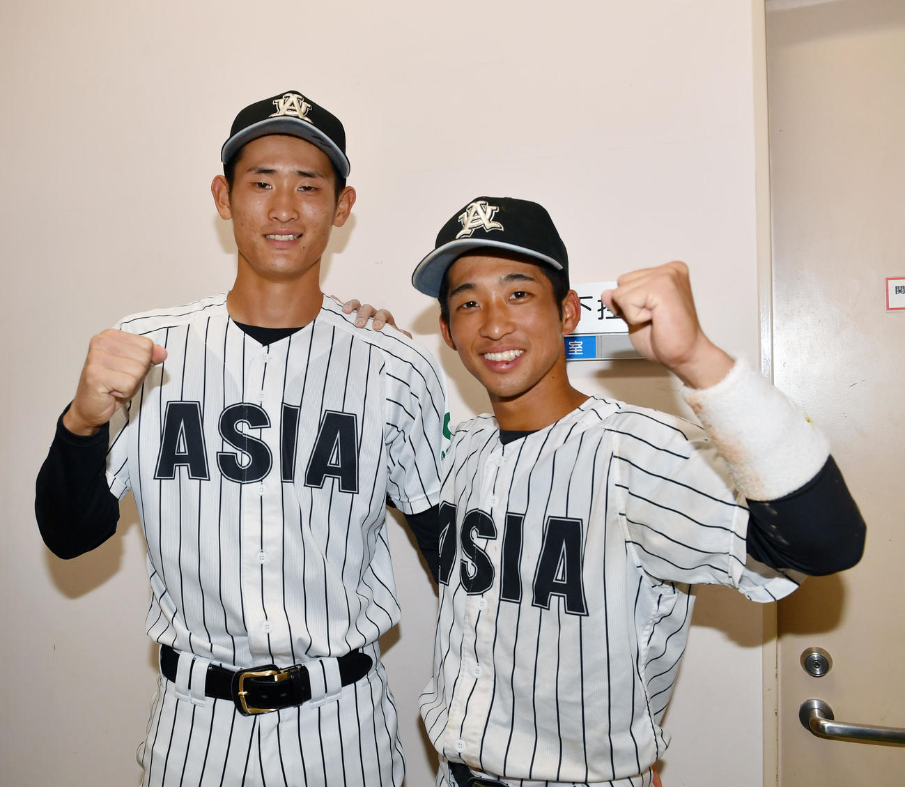 亜大対駒大　勝利投手の亜大・草加（左）と田中幹はガッツポーズする（撮影・柴田隆二）
