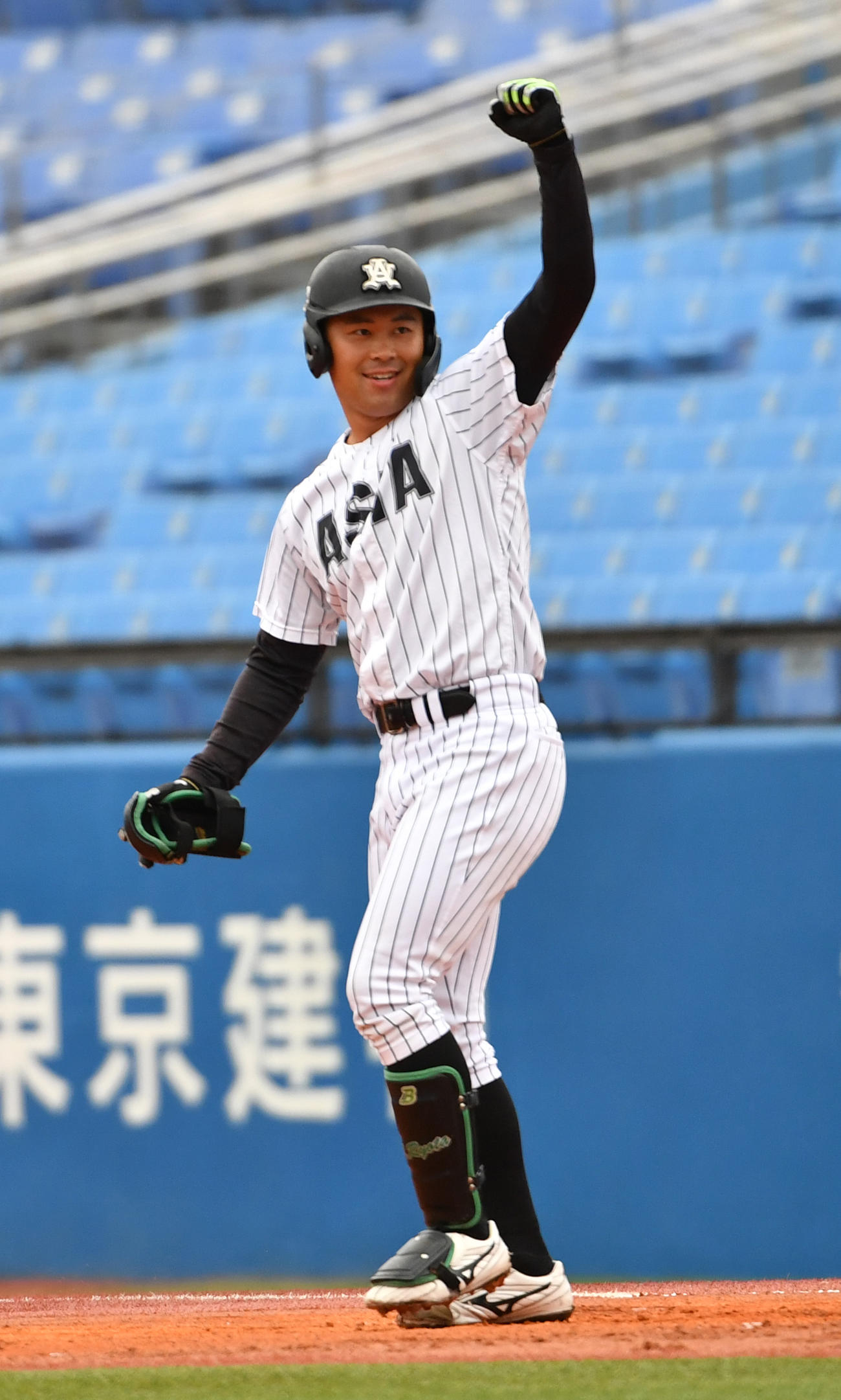 亜大対駒大　1回表亜大1死三塁、藤江は右前に適時打を放ちガッツポーズする（撮影・柴田隆二）