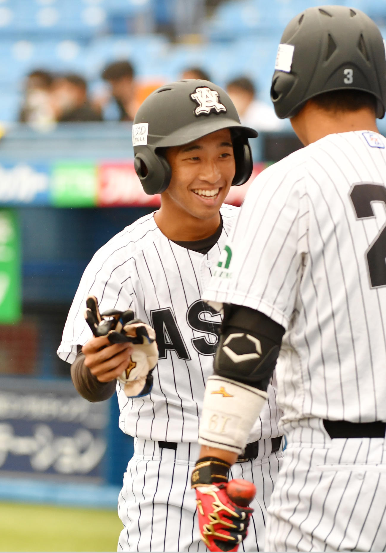 亜大対駒大　1回表亜大1死三塁、藤江の右前適時打で生還した田中幹はナインの出迎えを受ける（撮影・柴田隆二）