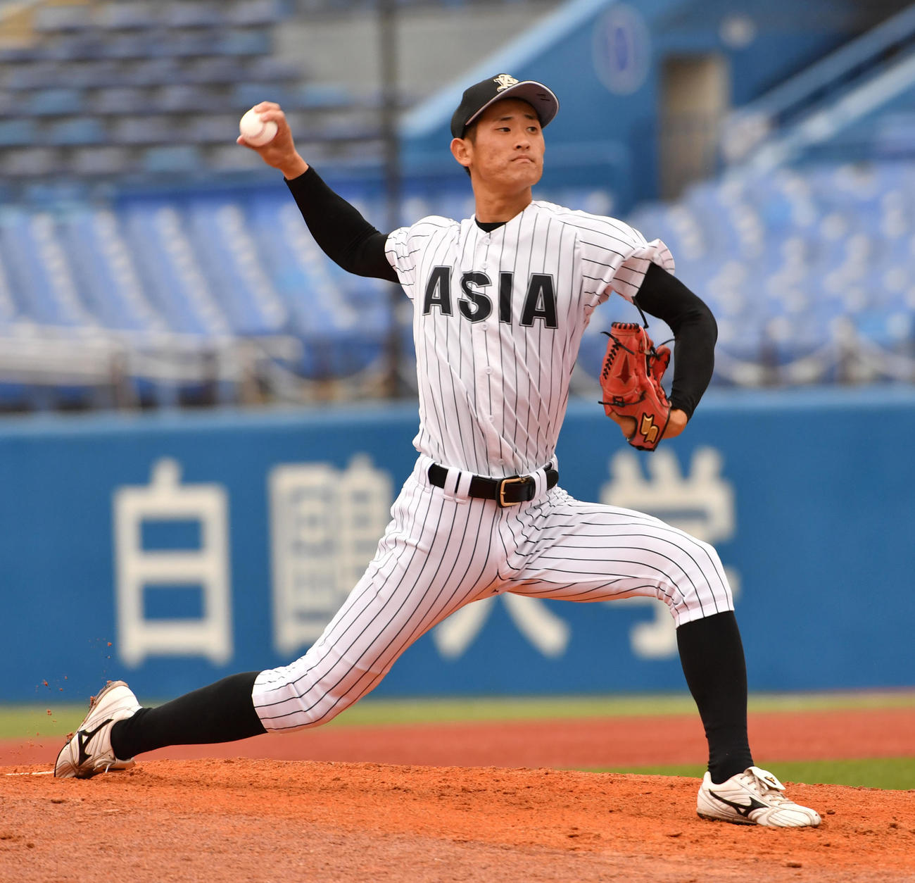 亜大対駒大　先発した亜大・草加（撮影・柴田隆二）