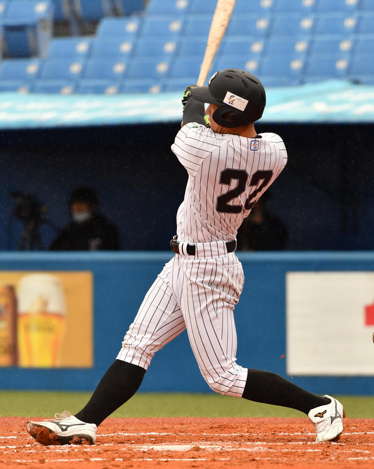 亜大対駒大　2回表亜大1死二塁、小山は右翼線に適時二塁打を放つ（撮影・柴田隆二）
